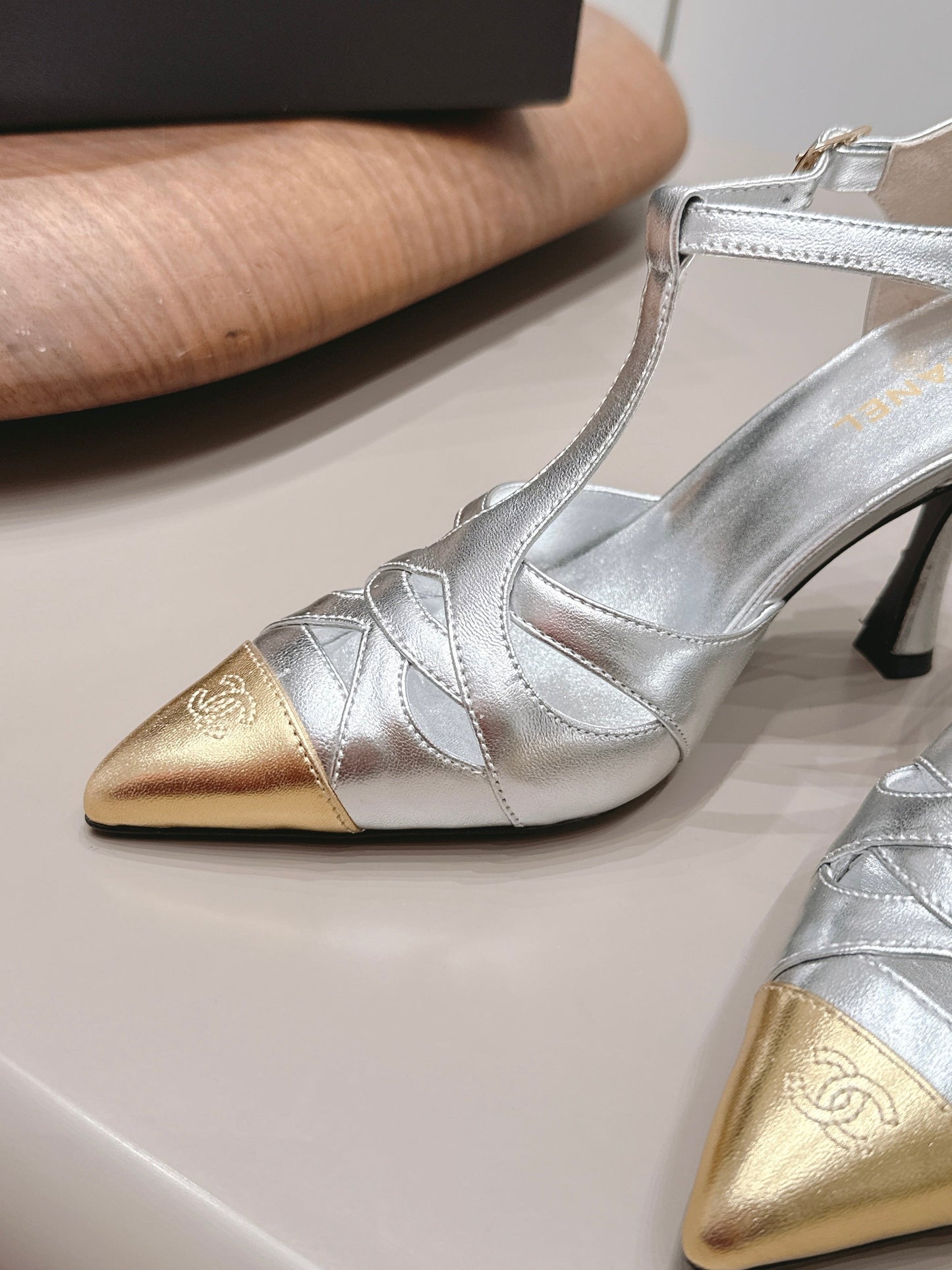 CC 26s Pointed-toe Slingback 9.5cm Sliver Gold Sheepskin 876259