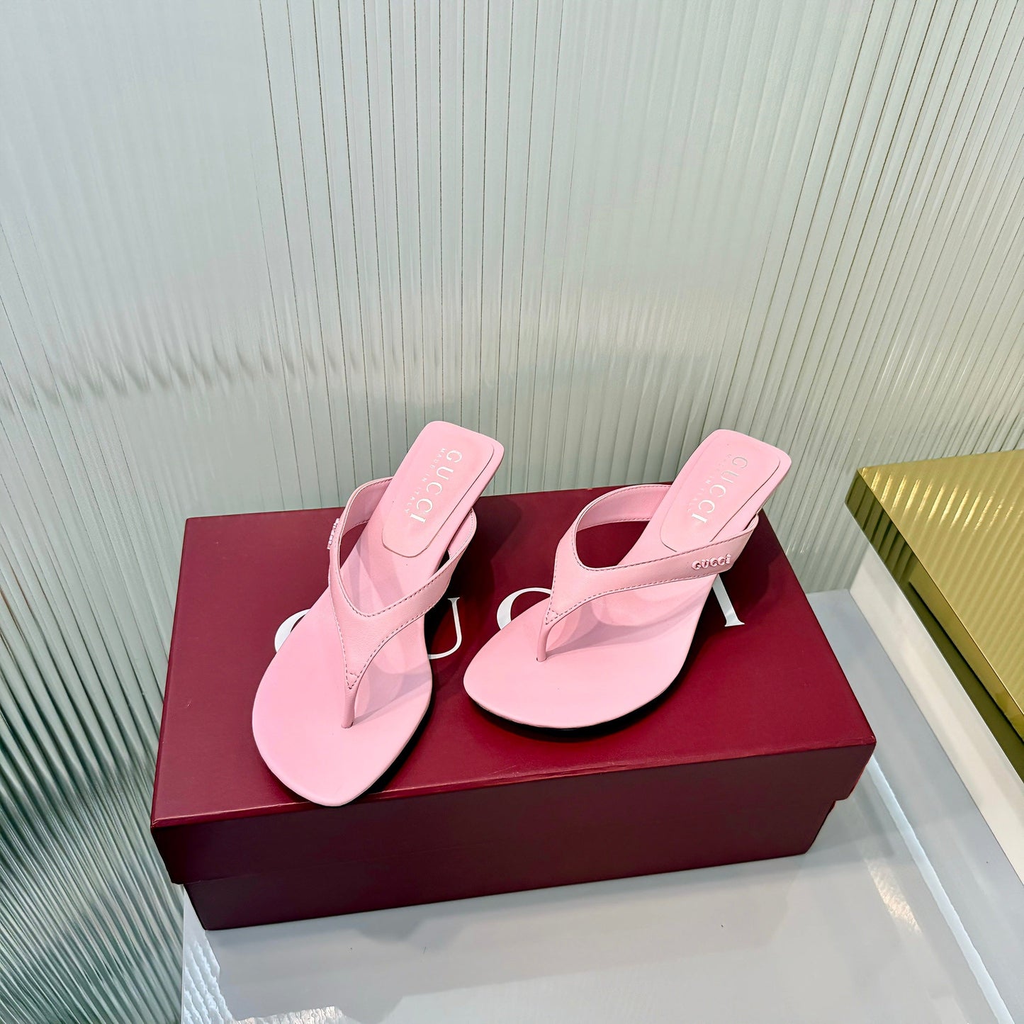 GG Vittoria Thong Sandals Light Pink Leather 714888