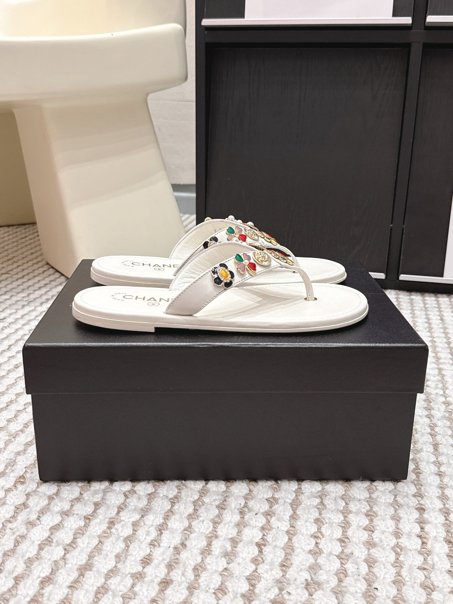 CC 26s Thong Sandals White Sheepskin Multicolor Charm 632363