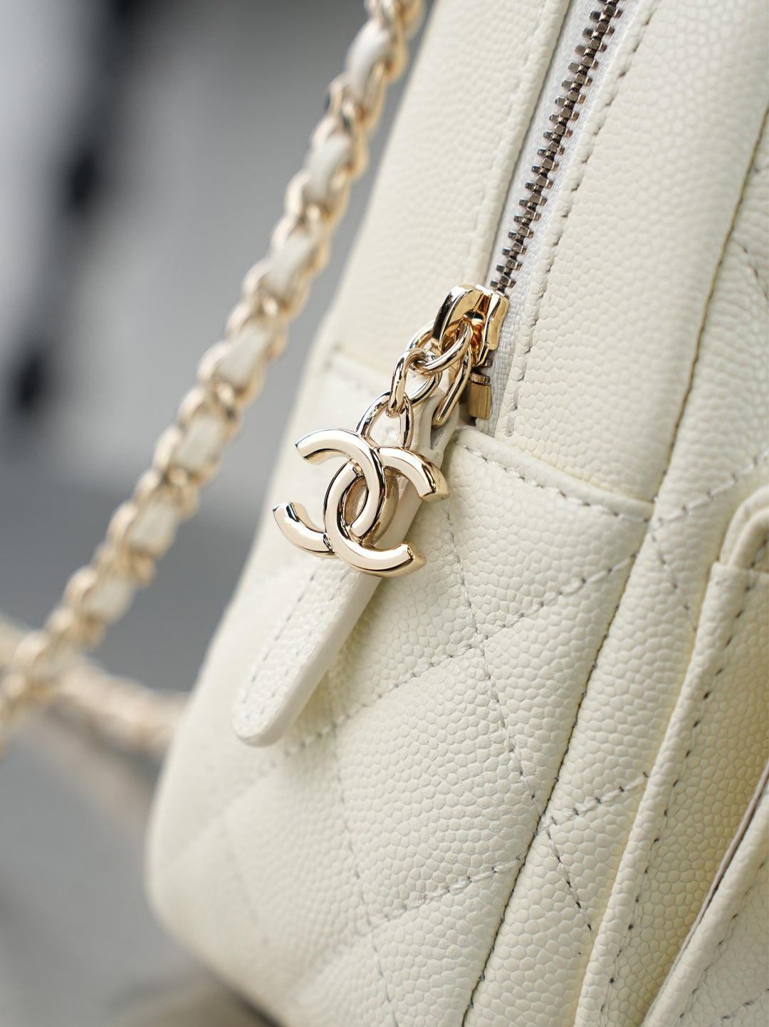 CC 𝑨𝑷𝟑𝟕𝟓𝟑 Mini Backpack White Caviar