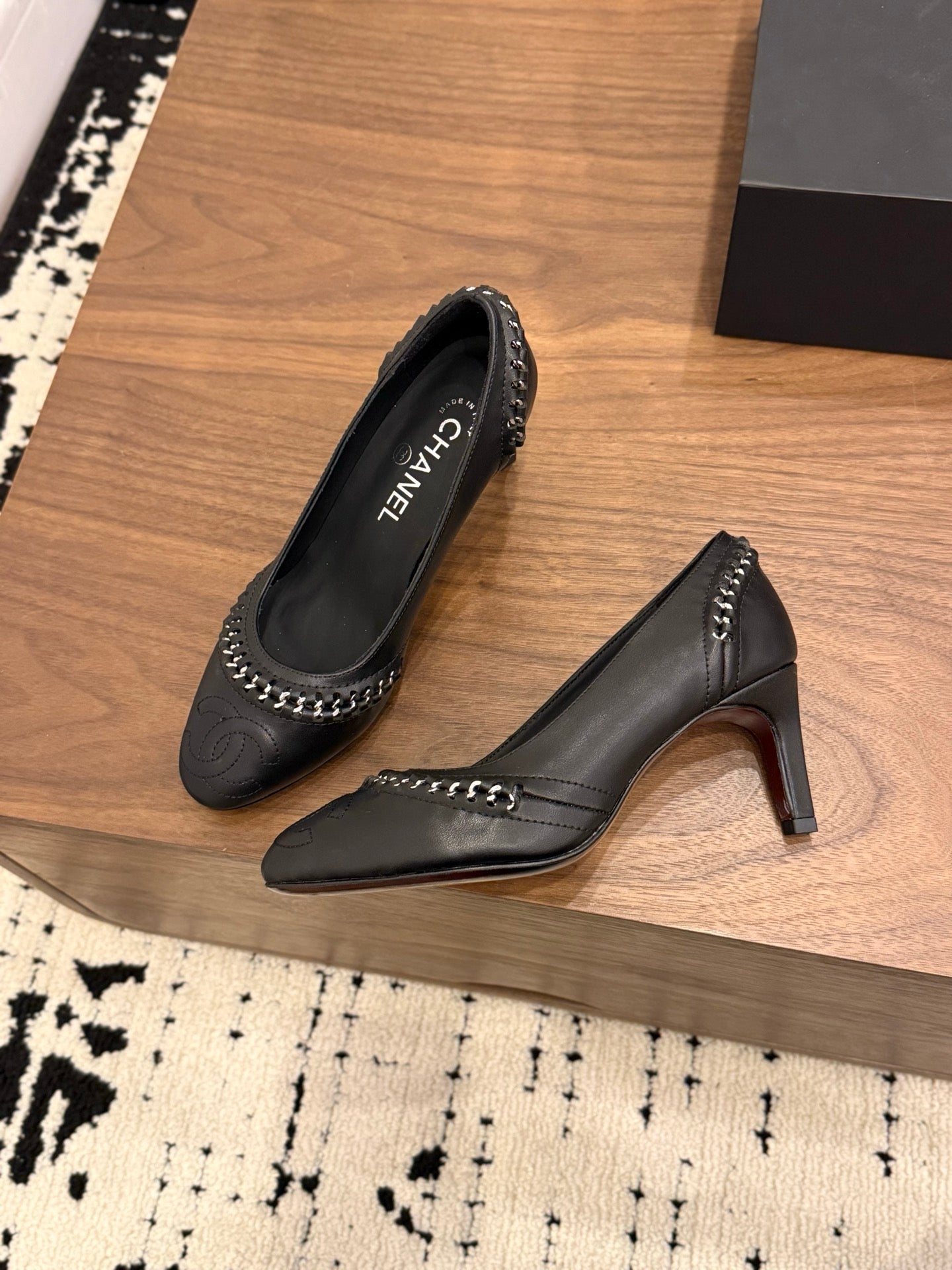 CC 2026 Pumps Braided Chain Black Calfskin 676200