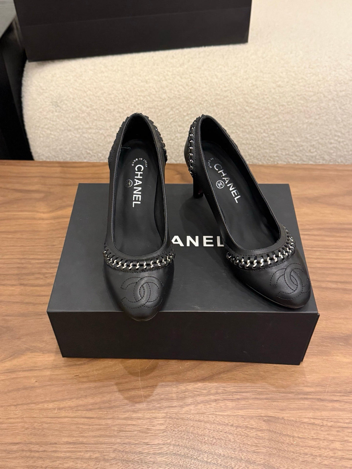 CC 2026 Pumps Braided Chain Black Calfskin 676200