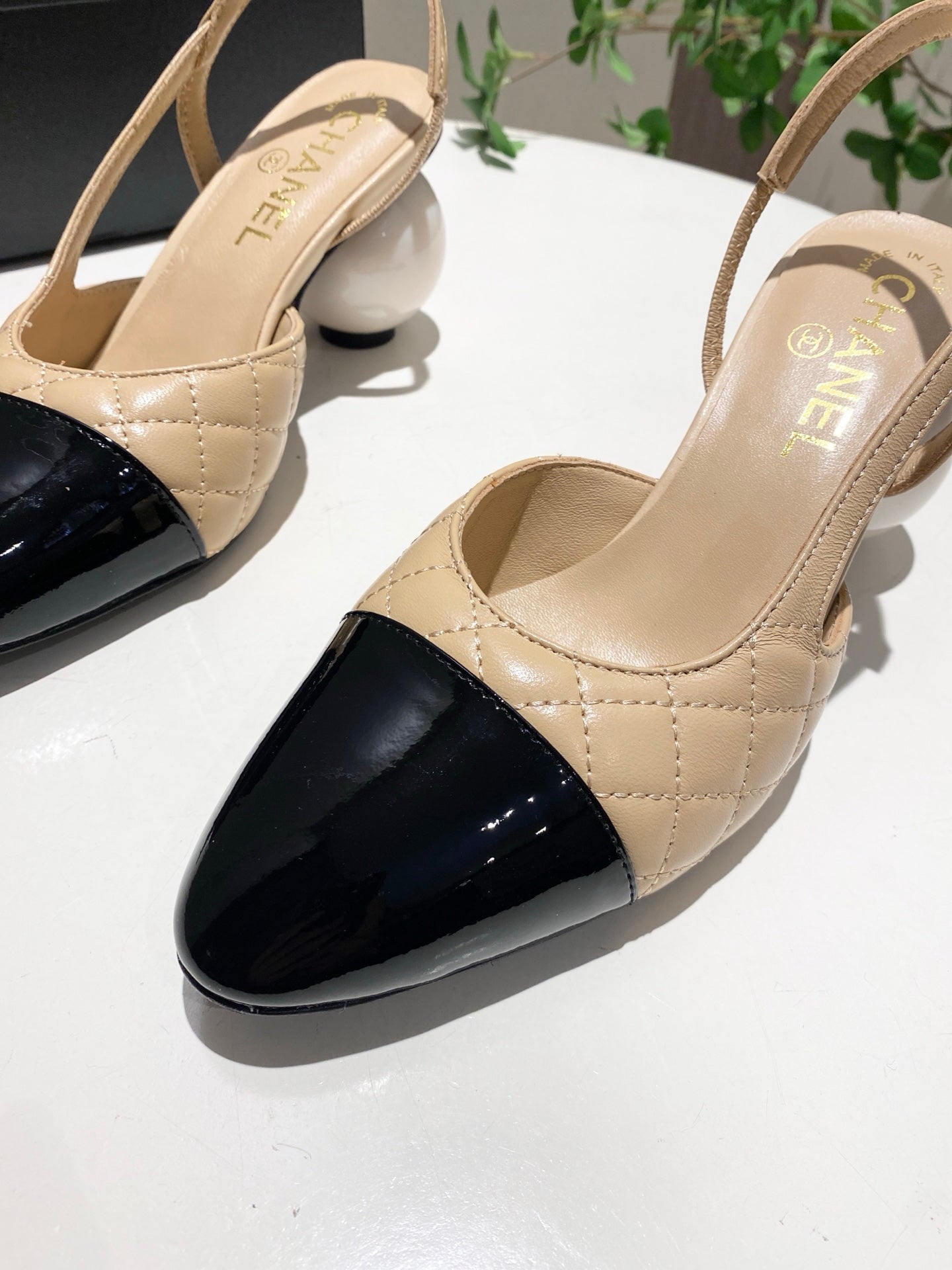 CC 26P Slingback Pearl-Shaped Heel 7cm Beige Black Quited Leather 767266