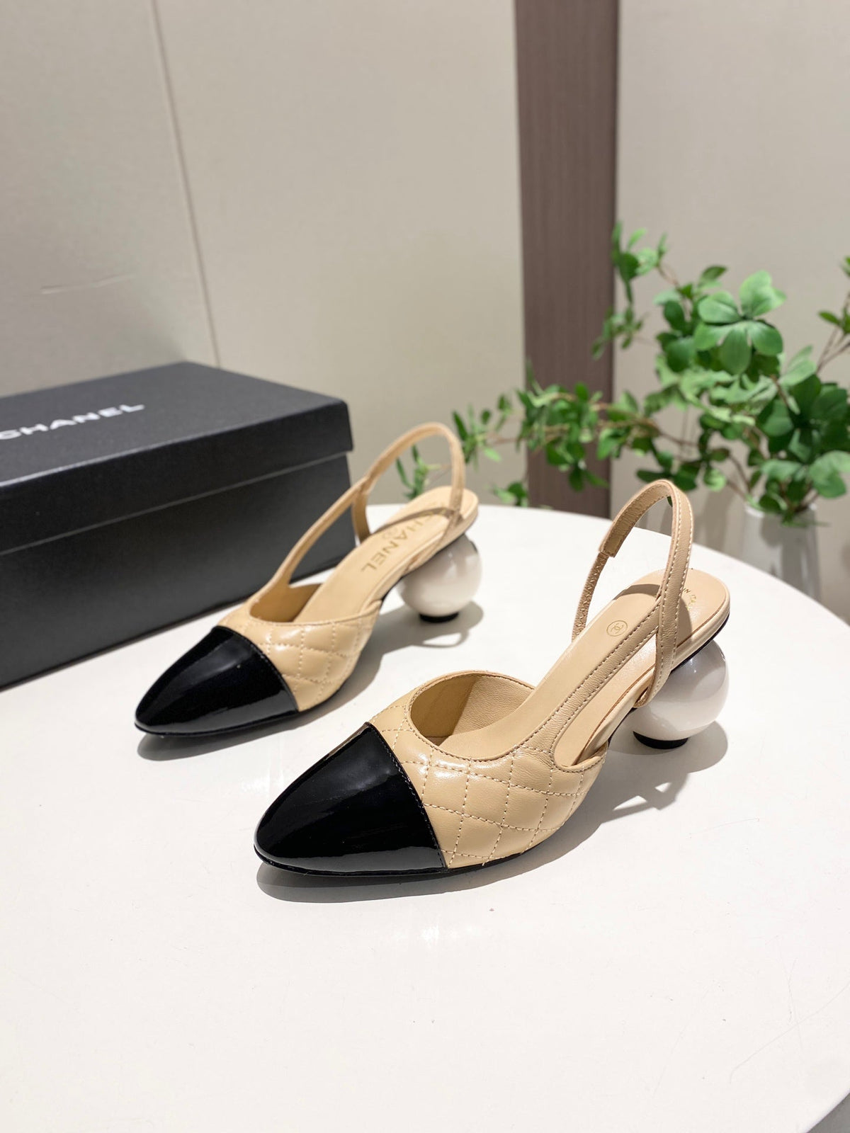 CC 26P Slingback Pearl-Shaped Heel 7cm Beige Black Quited Leather 767266