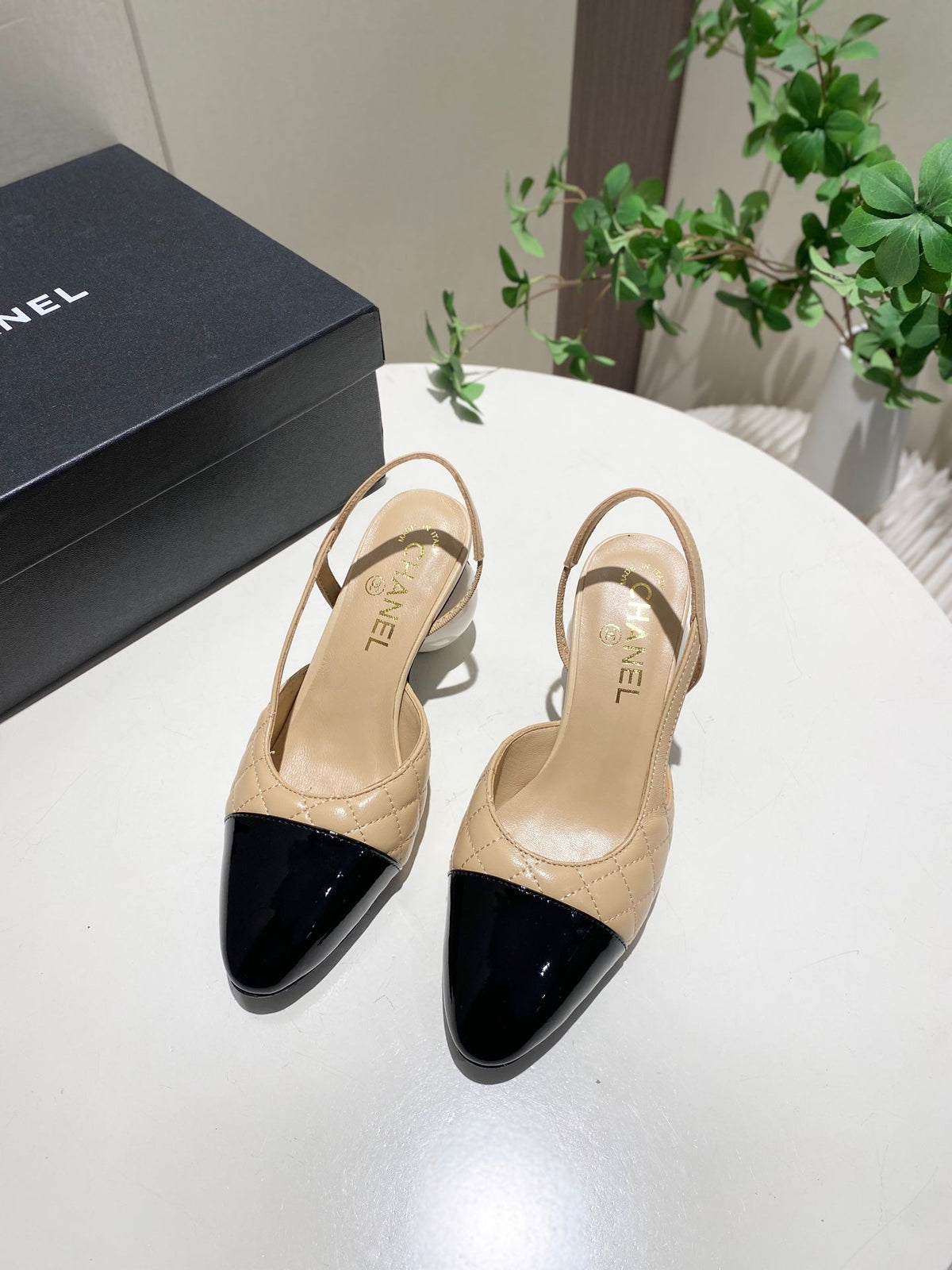 CC 26P Slingback Pearl-Shaped Heel 7cm Beige Black Quited Leather 767266