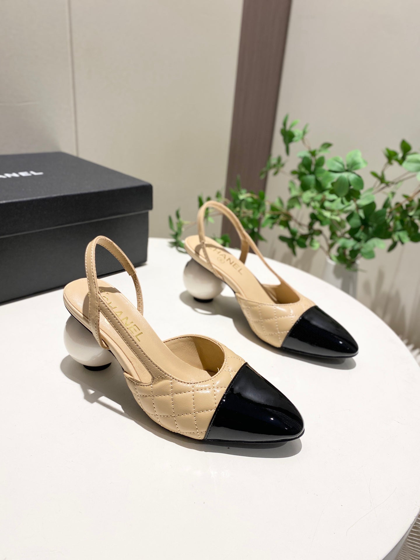 CC 26P Slingback Pearl-Shaped Heel 7cm Beige Black Quited Leather 767266