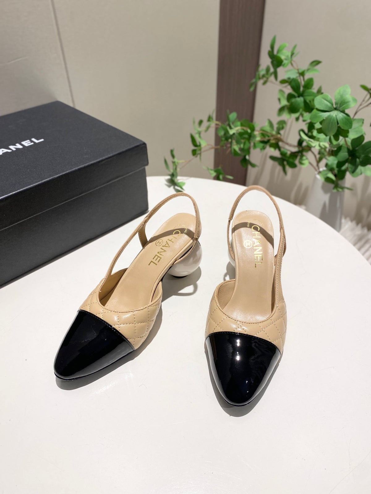 CC 26P Slingback Pearl-Shaped Heel 7cm Beige Black Quited Leather 767266