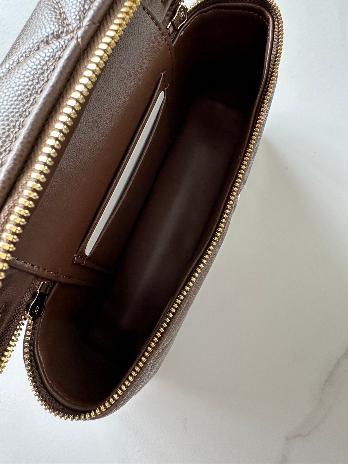 CC 25C Vanity Case Coffee Caviar Leather 289550