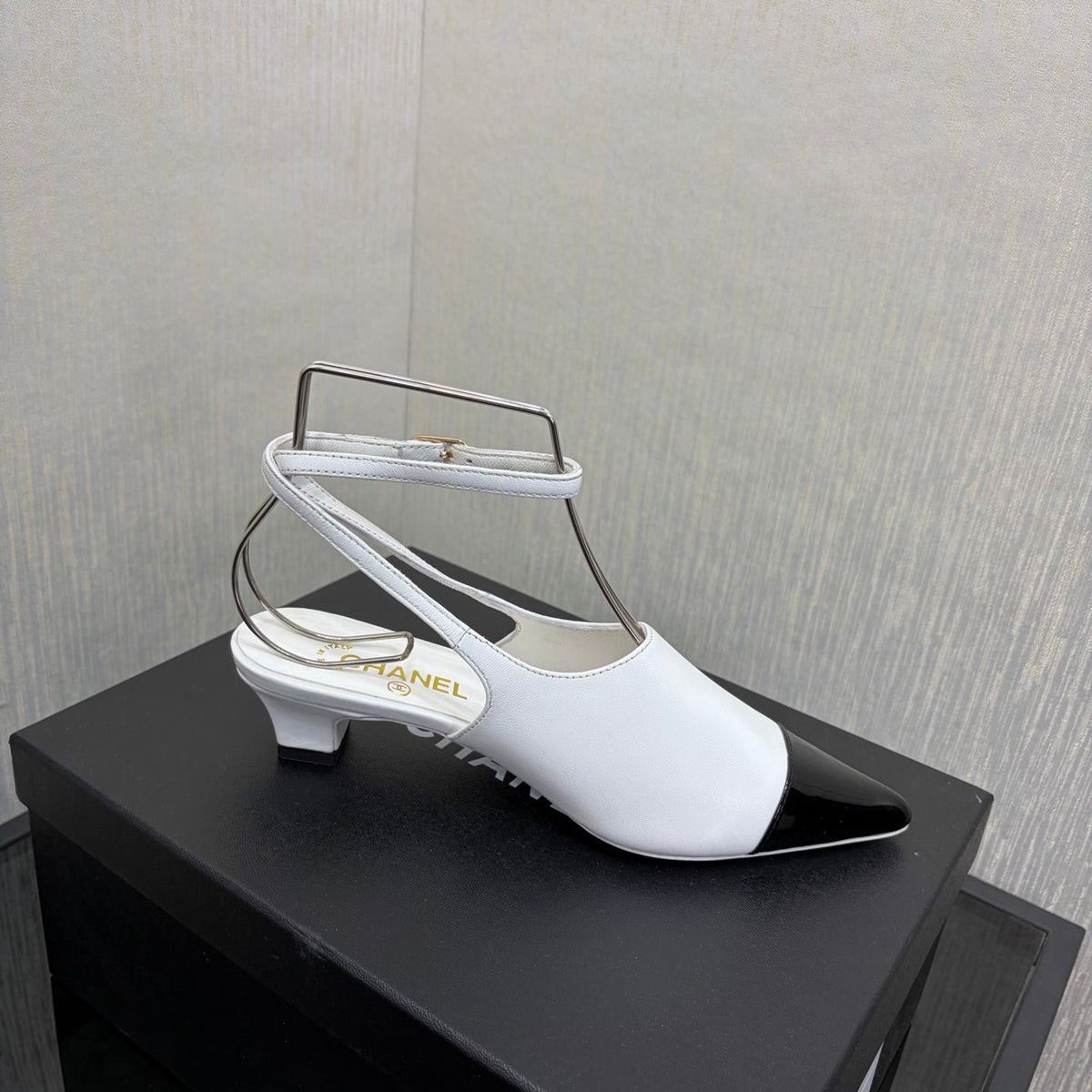 CC 2026 Slingback 4cm White Patent Leather 688713