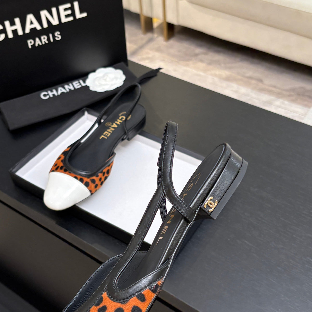 CC 26s Classic Slingback Flat Black Orange White Horsehair Patent Leather 907629