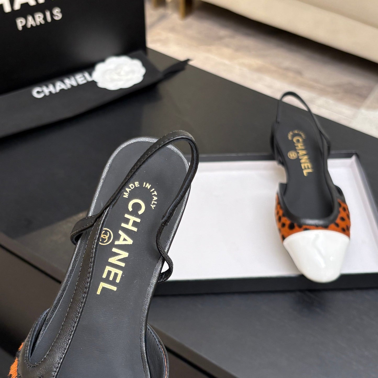CC 26s Classic Slingback Flat Black Orange White Horsehair Patent Leather 907629