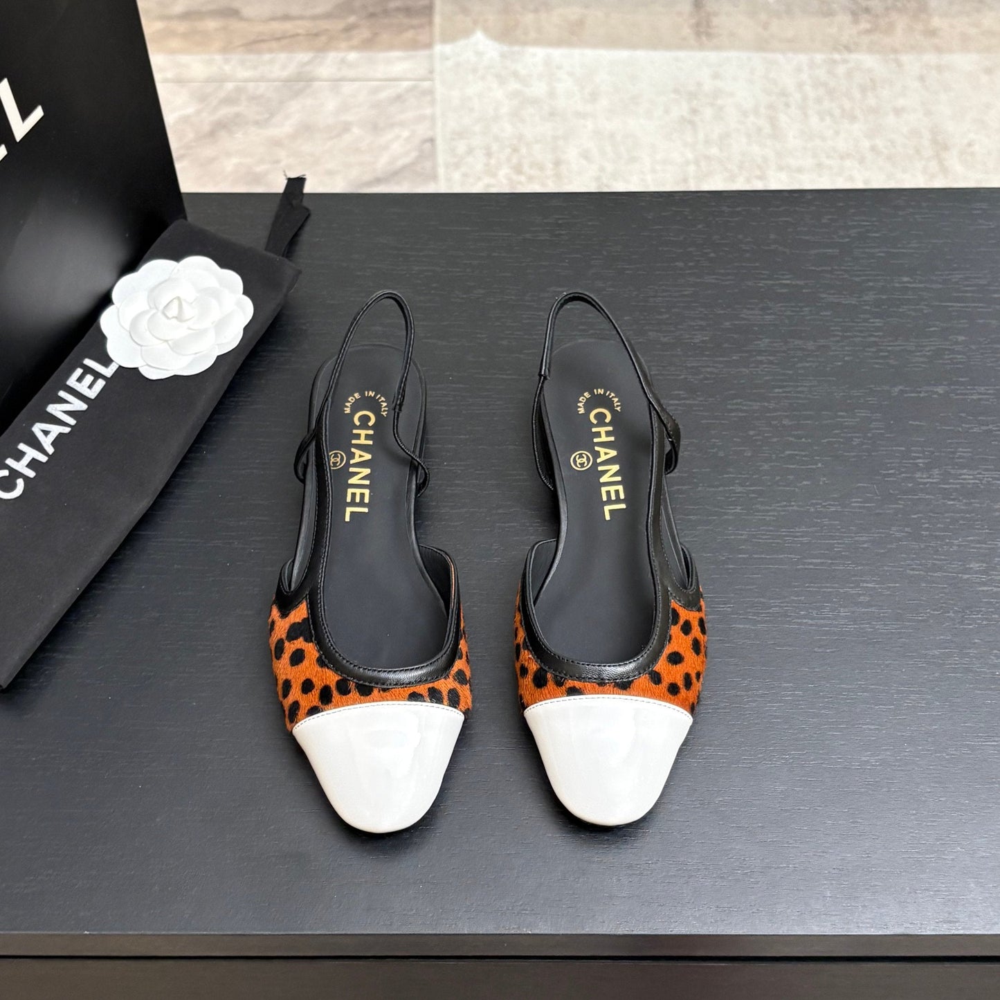 CC 26s Classic Slingback Flat Black Orange White Horsehair Patent Leather 907629