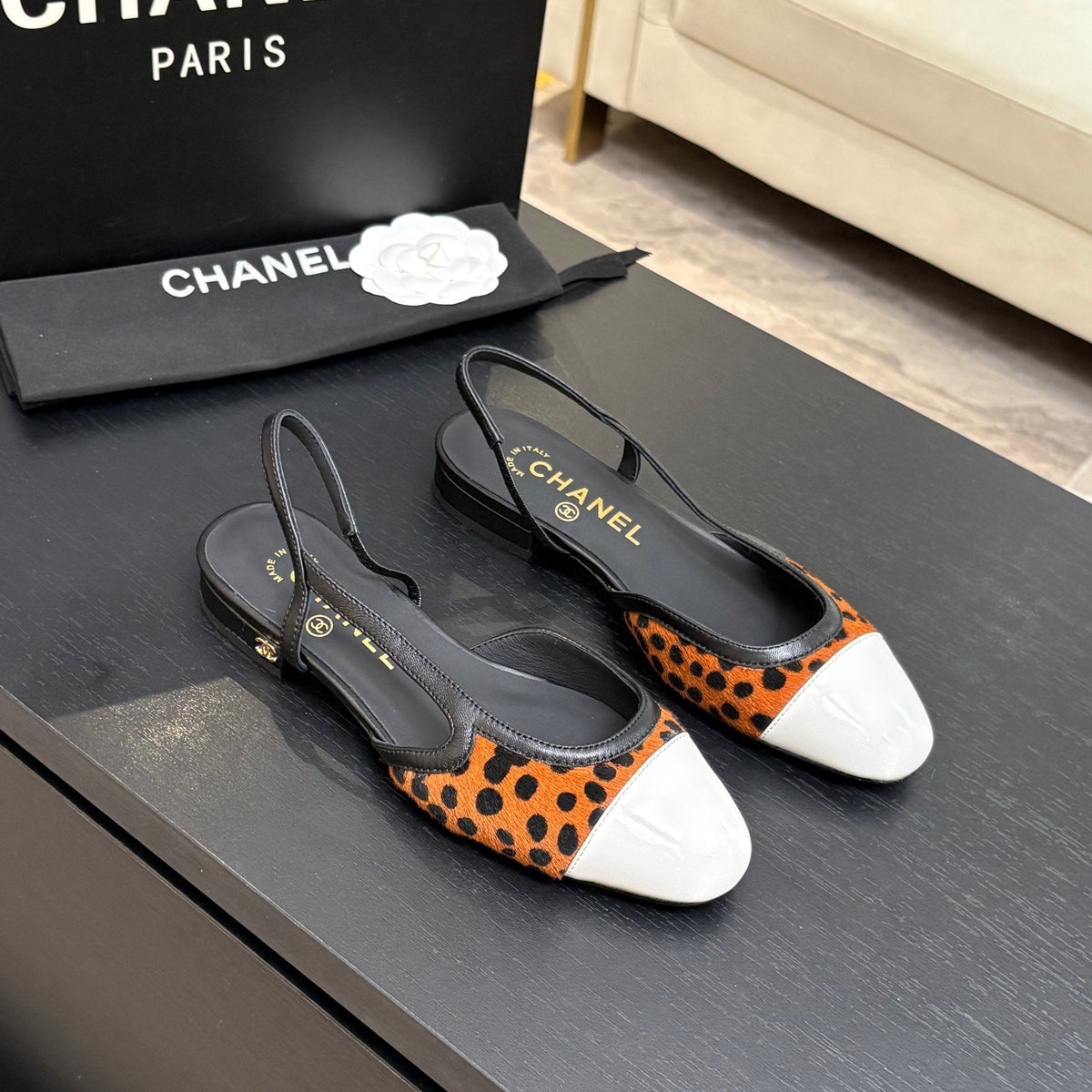 CC 26s Classic Slingback Flat Black Orange White Horsehair Patent Leather 907629