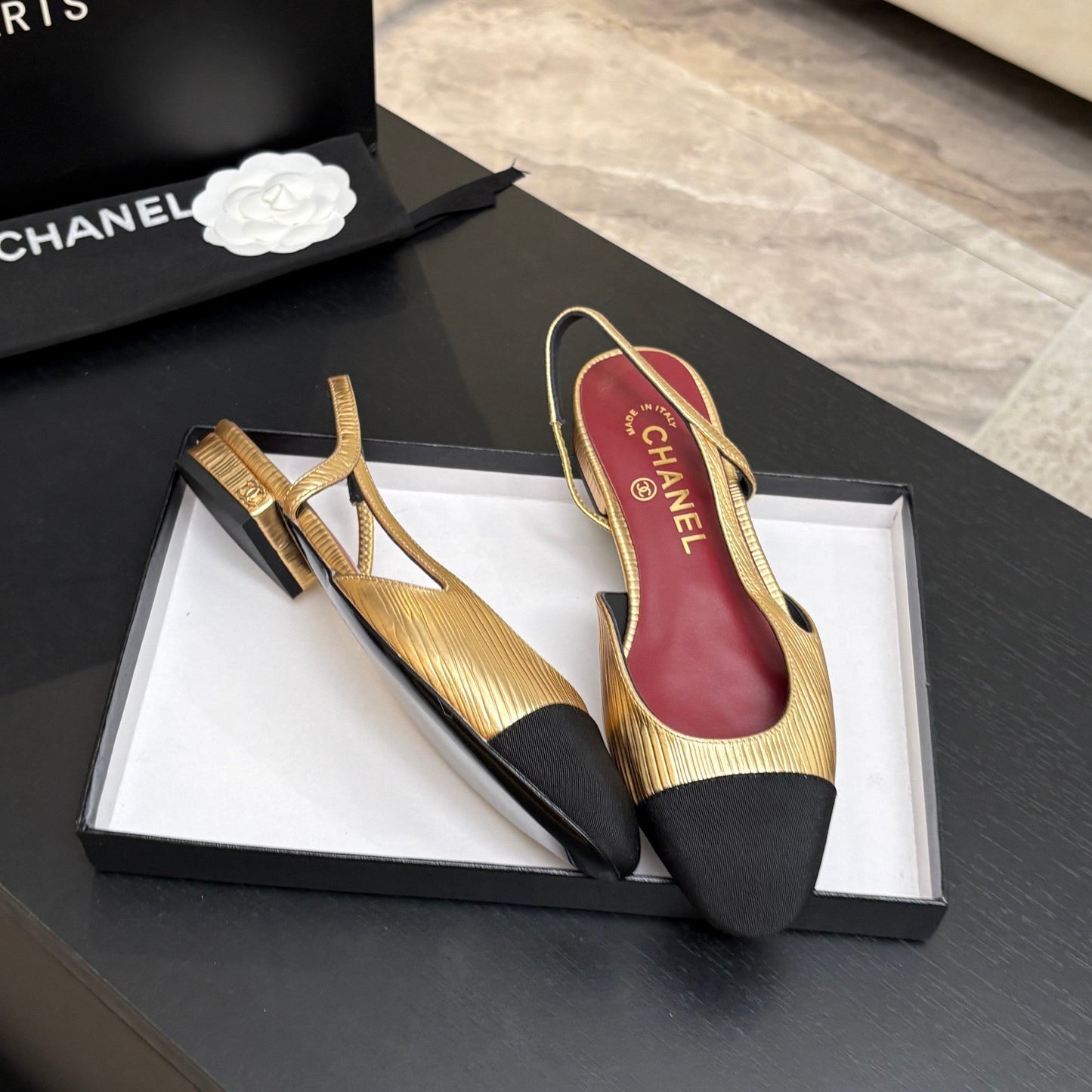 CC 26s Classic Slingback Flat Yellow Black Patent Leather 907640
