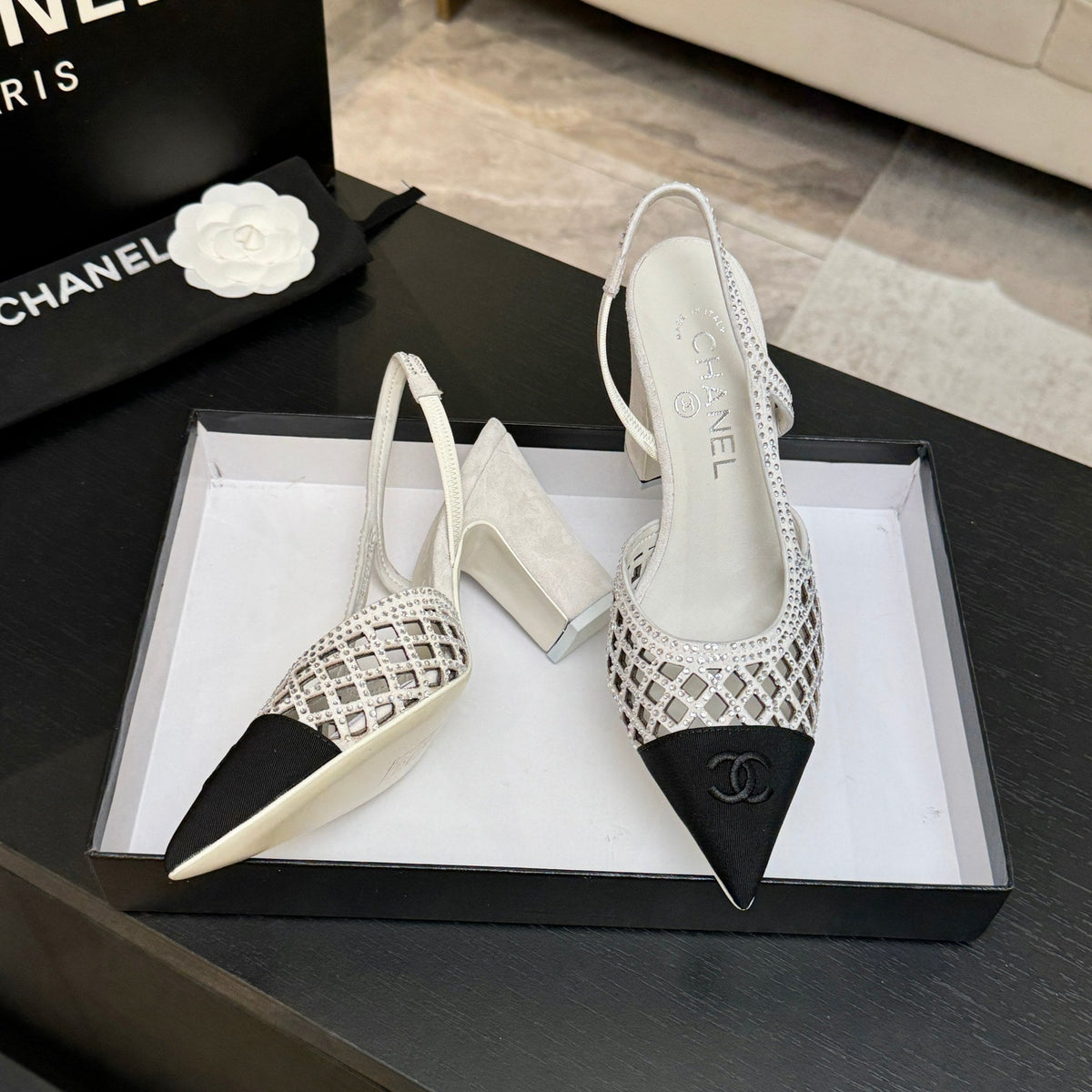 CC 26s Rhinestone Pointed-Toe Shoe White Black Leather Canvas 907706