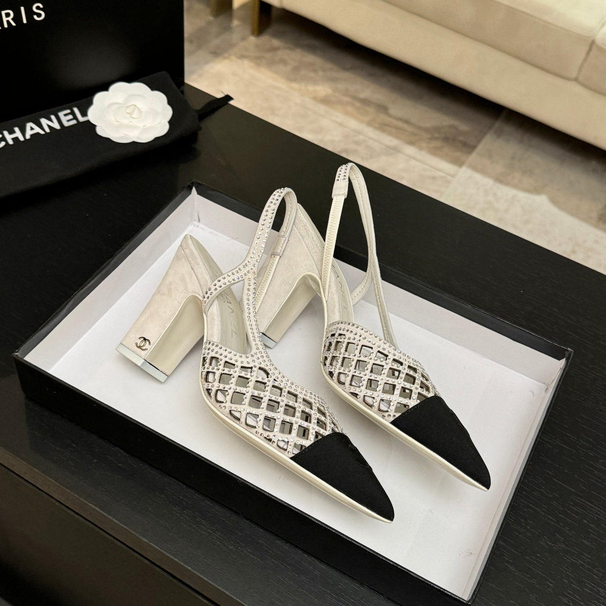CC 26s Rhinestone Pointed-Toe Shoe White Black Leather Canvas 907706