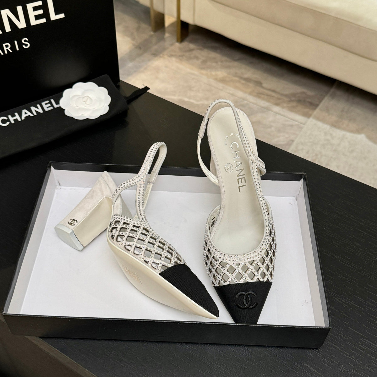 CC 26s Rhinestone Pointed-Toe Shoe White Black Leather Canvas 907706