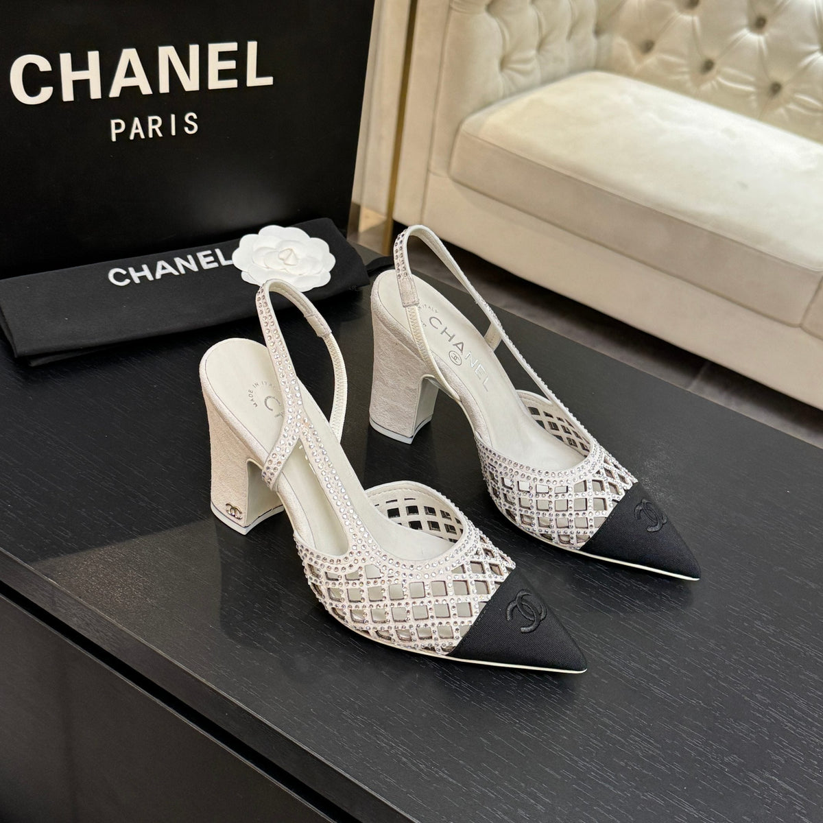 CC 26s Rhinestone Pointed-Toe Shoe White Black Leather Canvas 907706