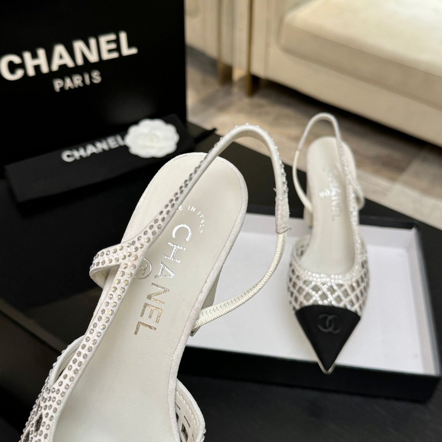 CC 26s Rhinestone Pointed-Toe Shoe White Black Leather Canvas 907706