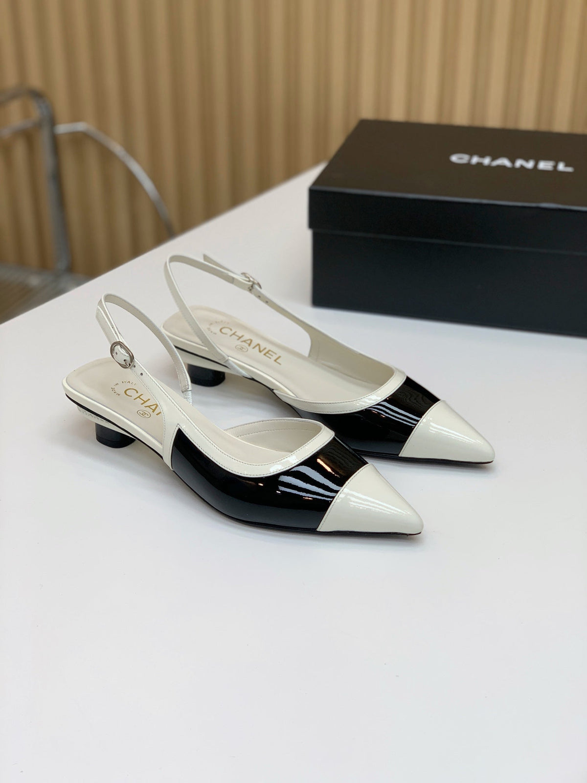 CC 26s Slingback 3.5cm White Black Patent Calfskin 792593
