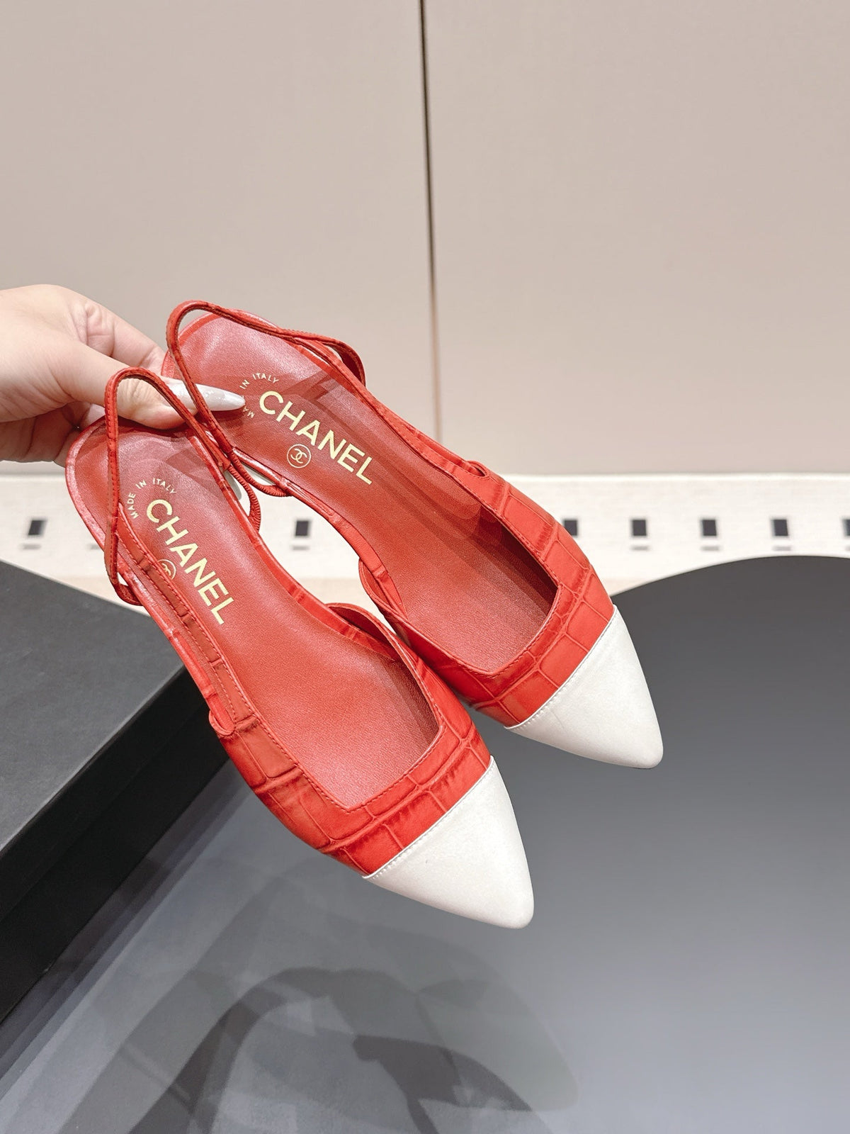 CC 26s Flat Pointed-Toe White Red Crocodile Embossed 922681