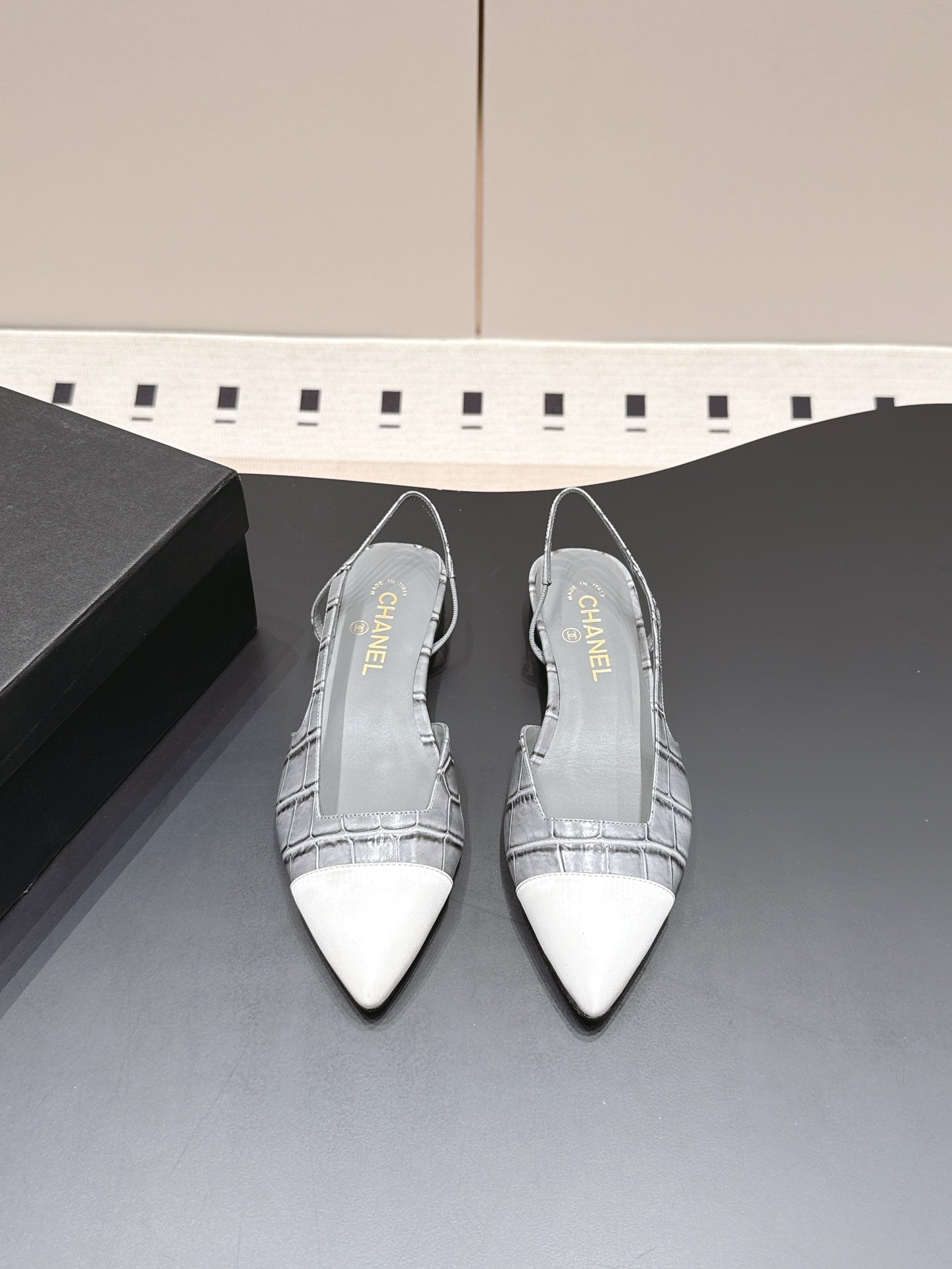 CC 26s Flat Pointed-Toe White Grey Crocodile Embossed 922682