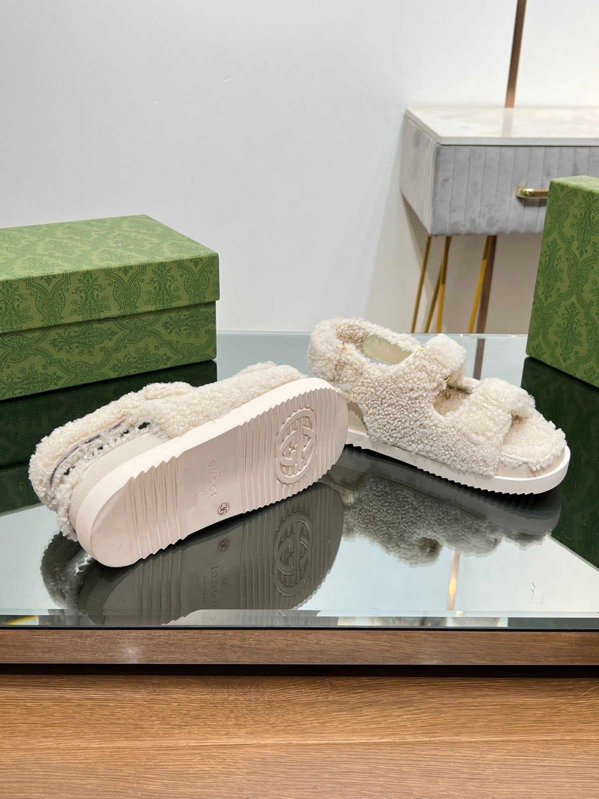 DAD SANDALS IN WHITE FLEECE