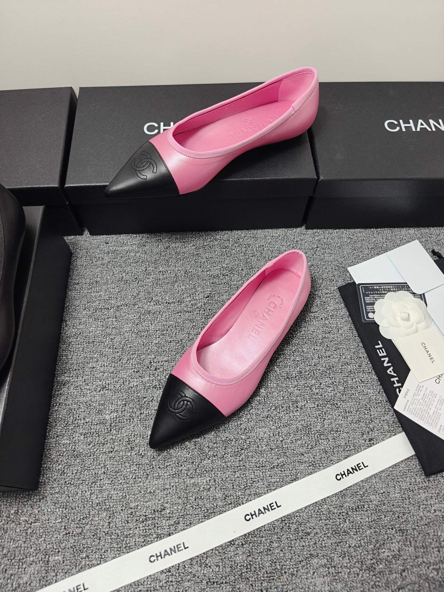 CC 26s Ballet Flat Black Pink Leather 681963