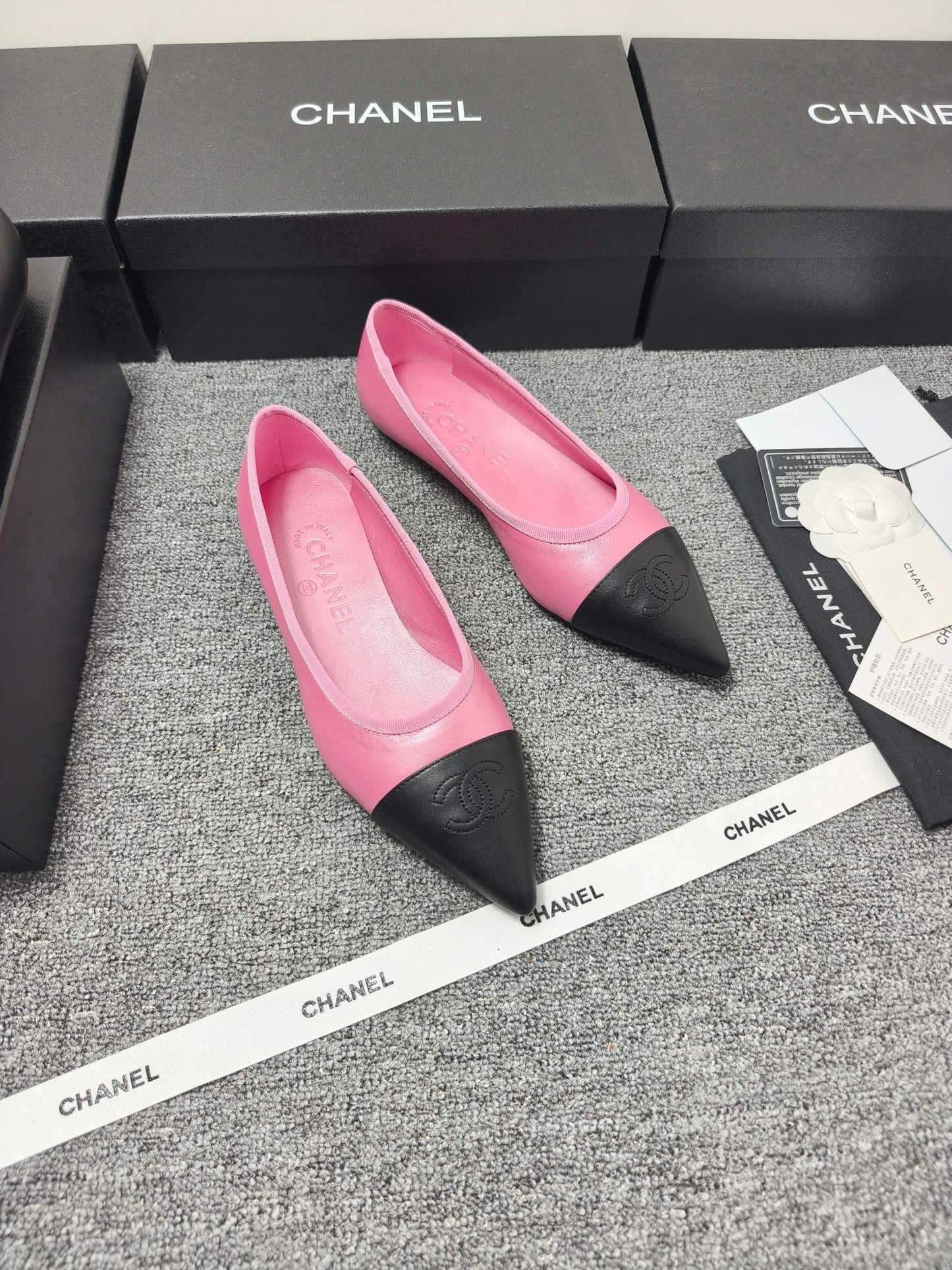 CC 26s Ballet Flat Black Pink Leather 681963