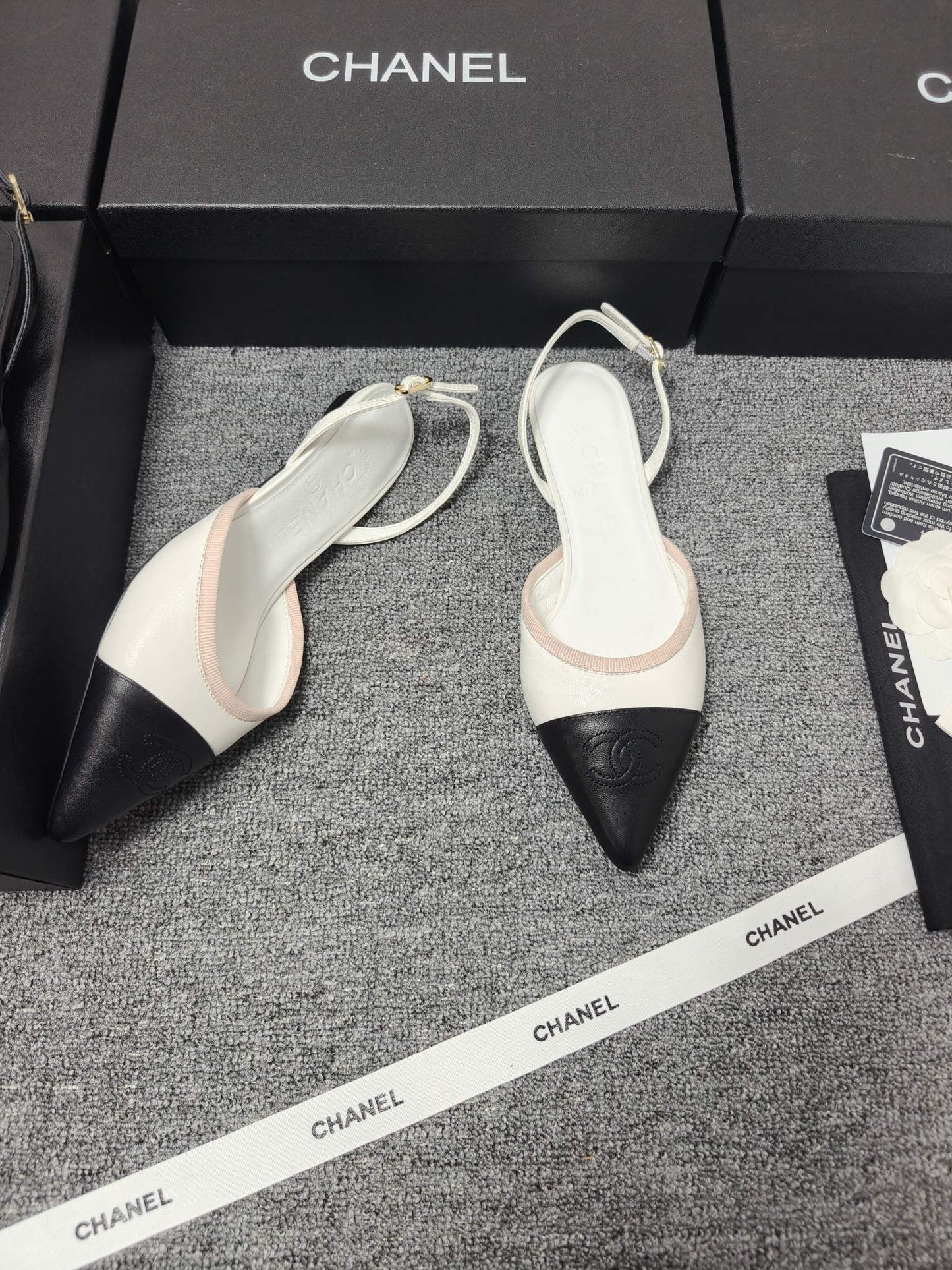 CC 26s Slingback Pointed Black White Leather 681975