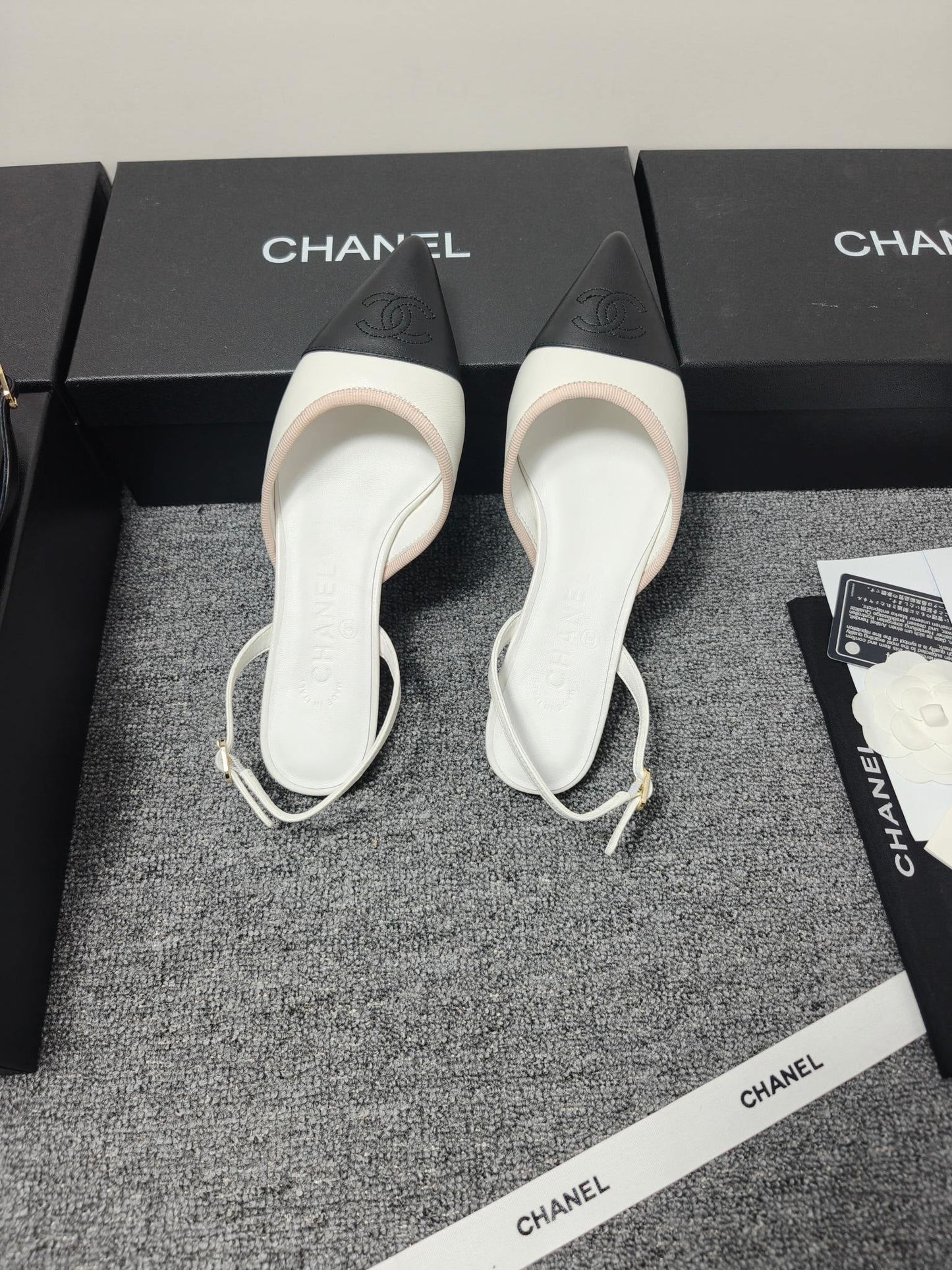 CC 26s Slingback Pointed Black White Leather 681975