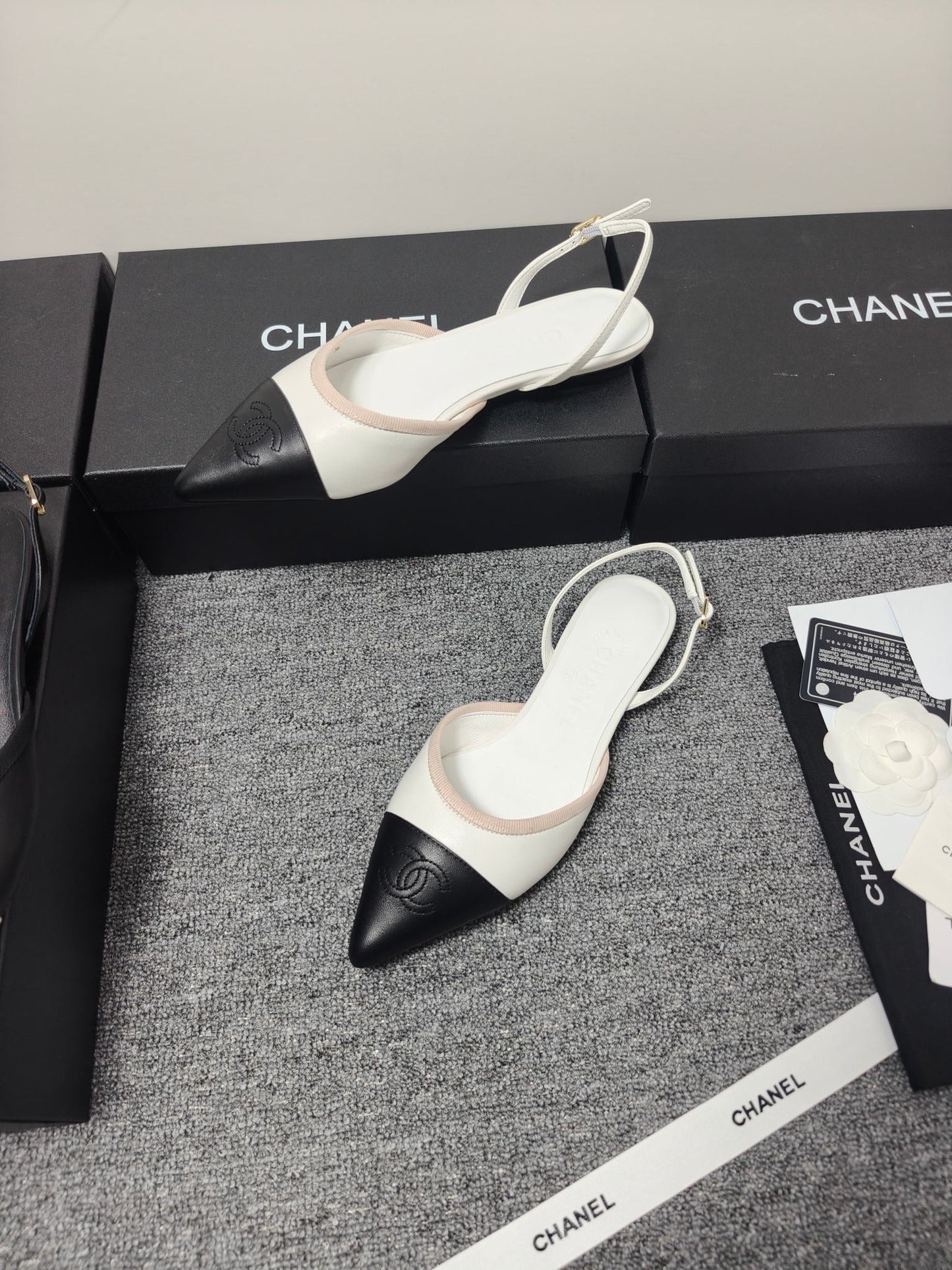 CC 26s Slingback Pointed Black White Leather 681975