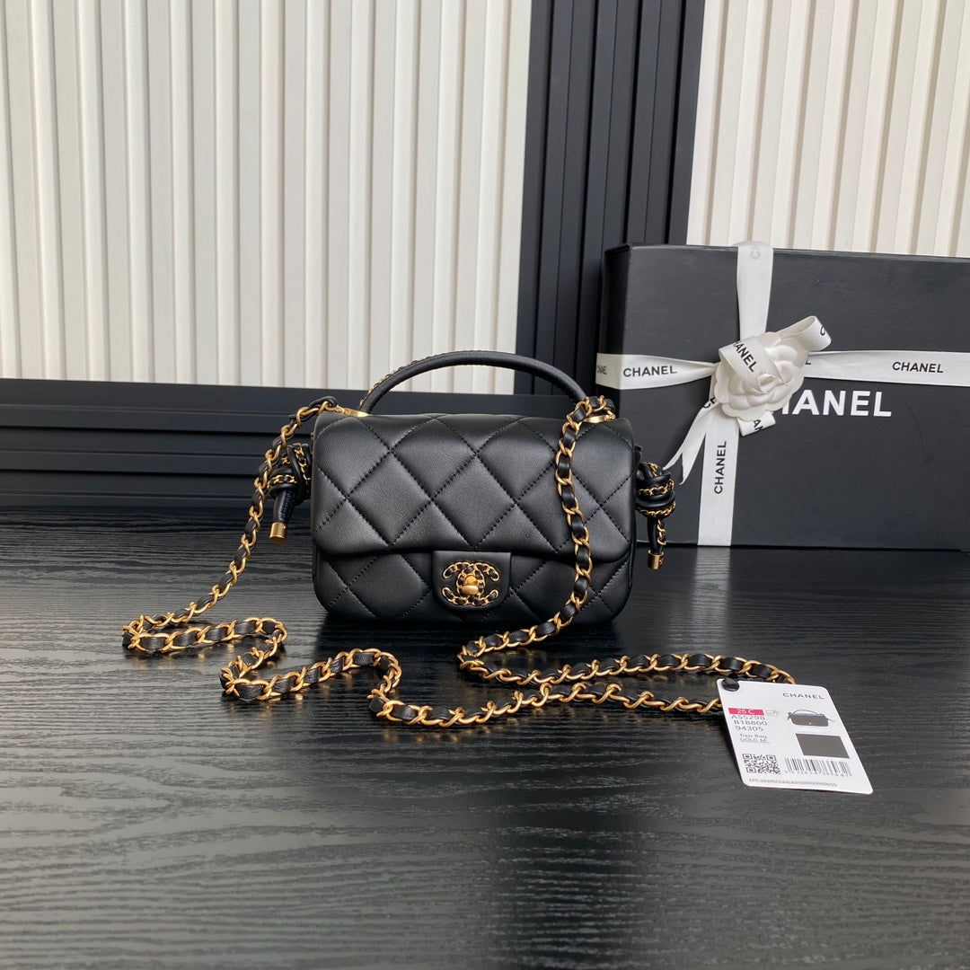 25C FLAP BAG 18 IN BLACK SMOOTH LAMBSKIN GOLD HARDWARE