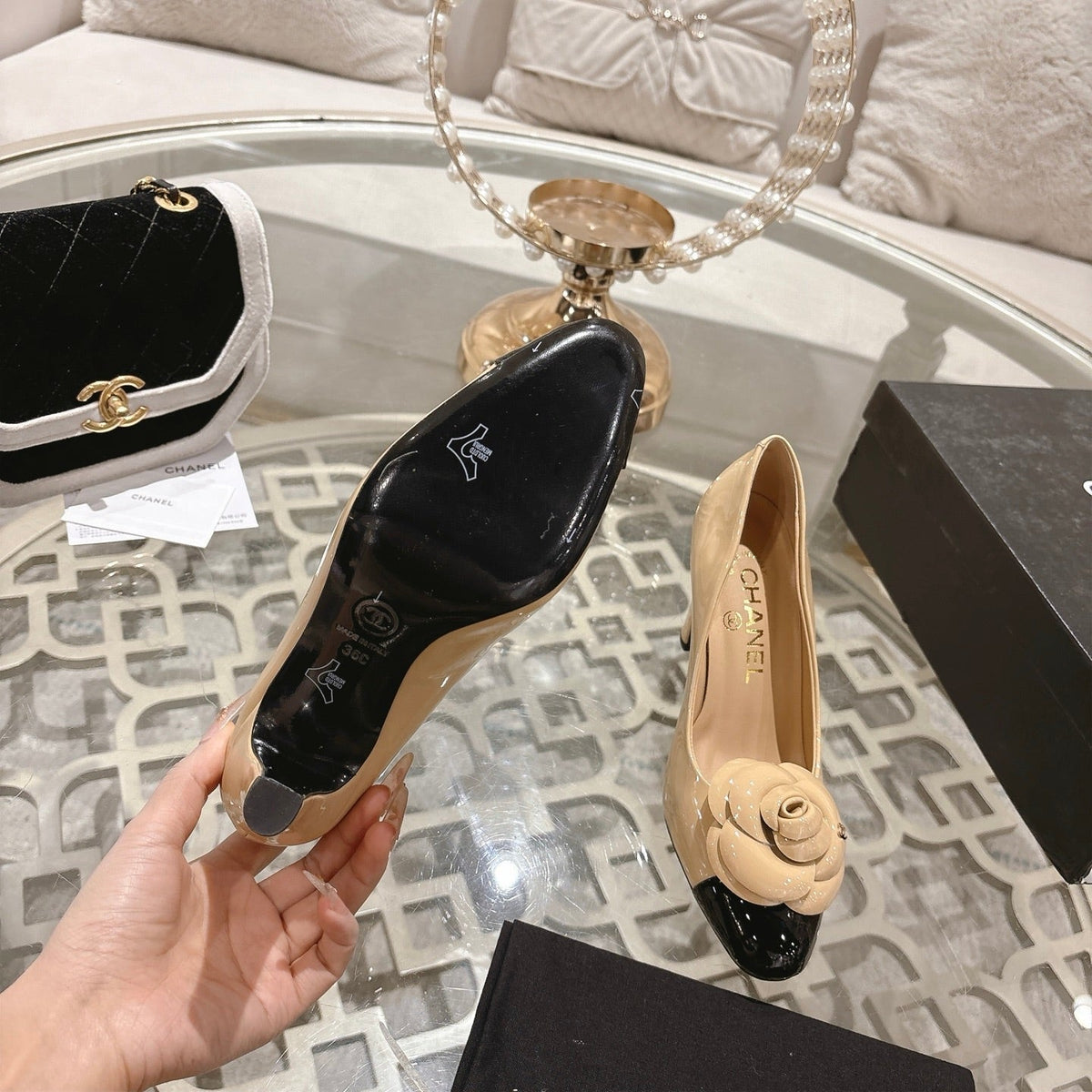 CC 26s Camellia Round Toe Pump 8.5cm Black Beige Patent Leather 736533