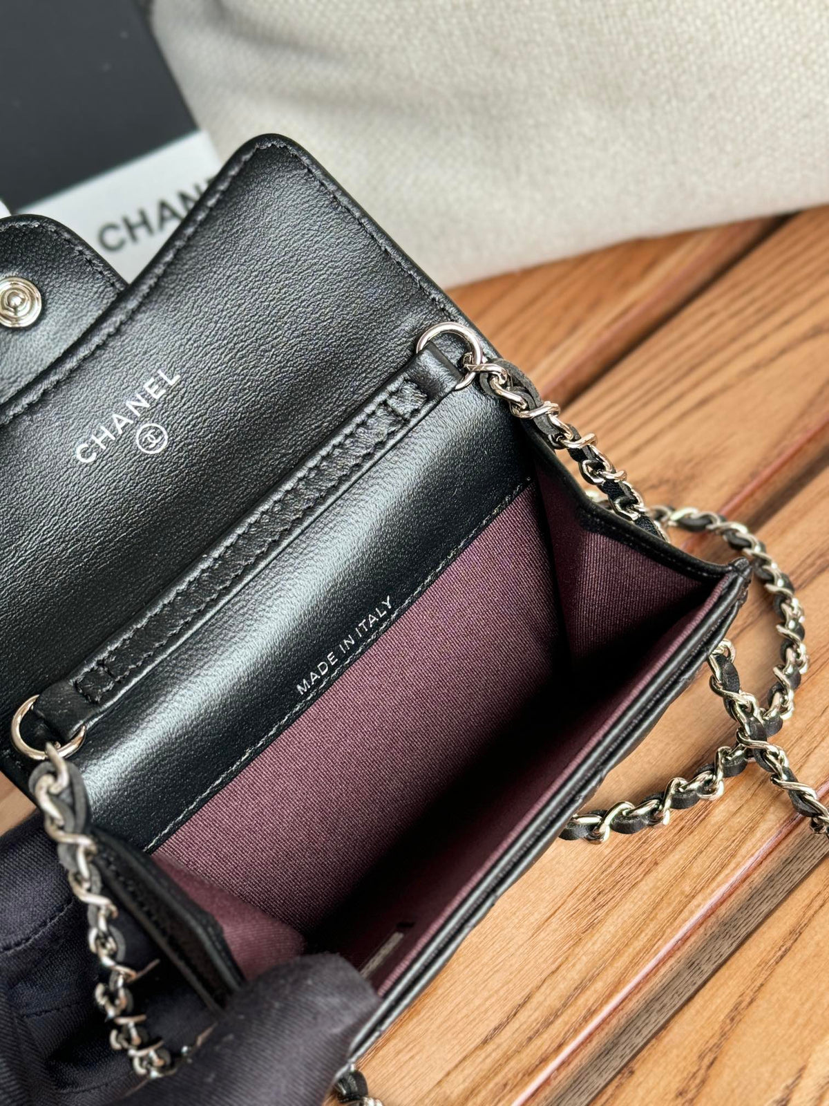 CC 24 Classic Wallet On Chain 11cm Black Sliver Metal Lamskin 240660