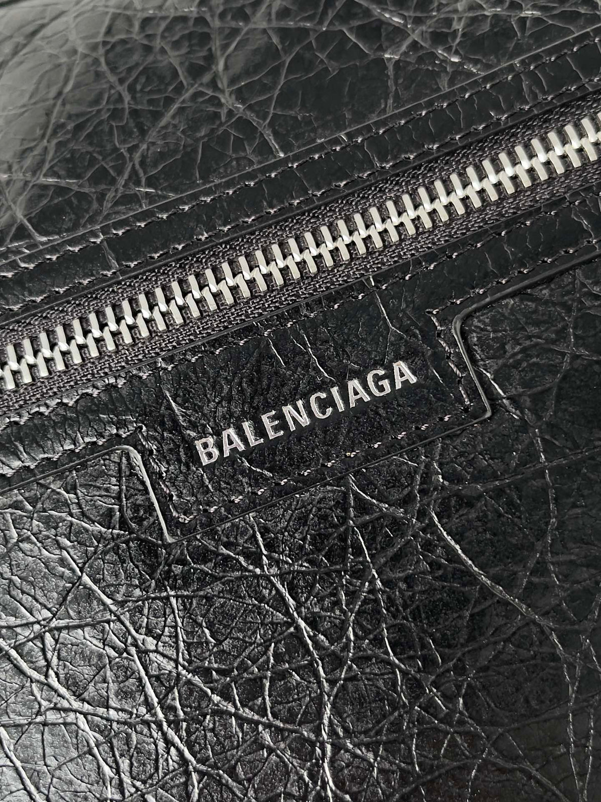 SUPERBUSY MESSENGER BAG 33 IN BLACK ARENA LAMBSKIN