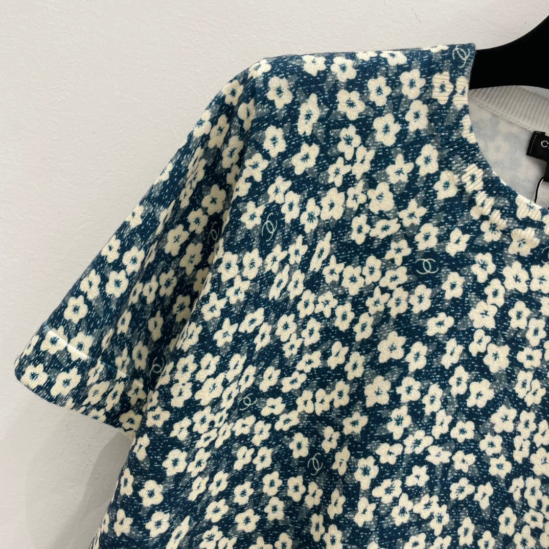 Chanel T-shirts and cut-and-sewn tops 229466