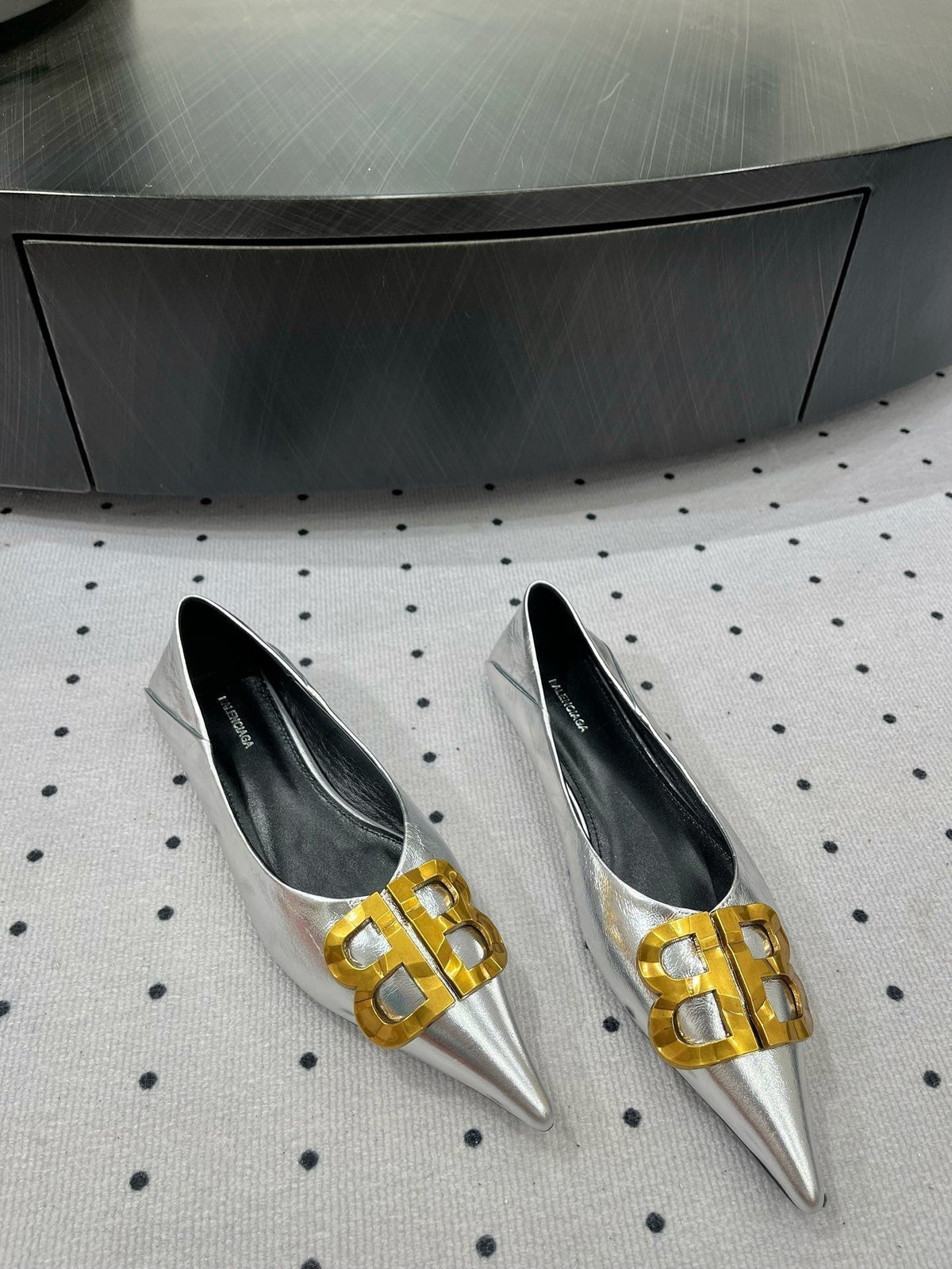 POINTED BB GOLD BUCKLE BALLET FLAT IN SILVER METALLIC SHINY CALFSKIN
