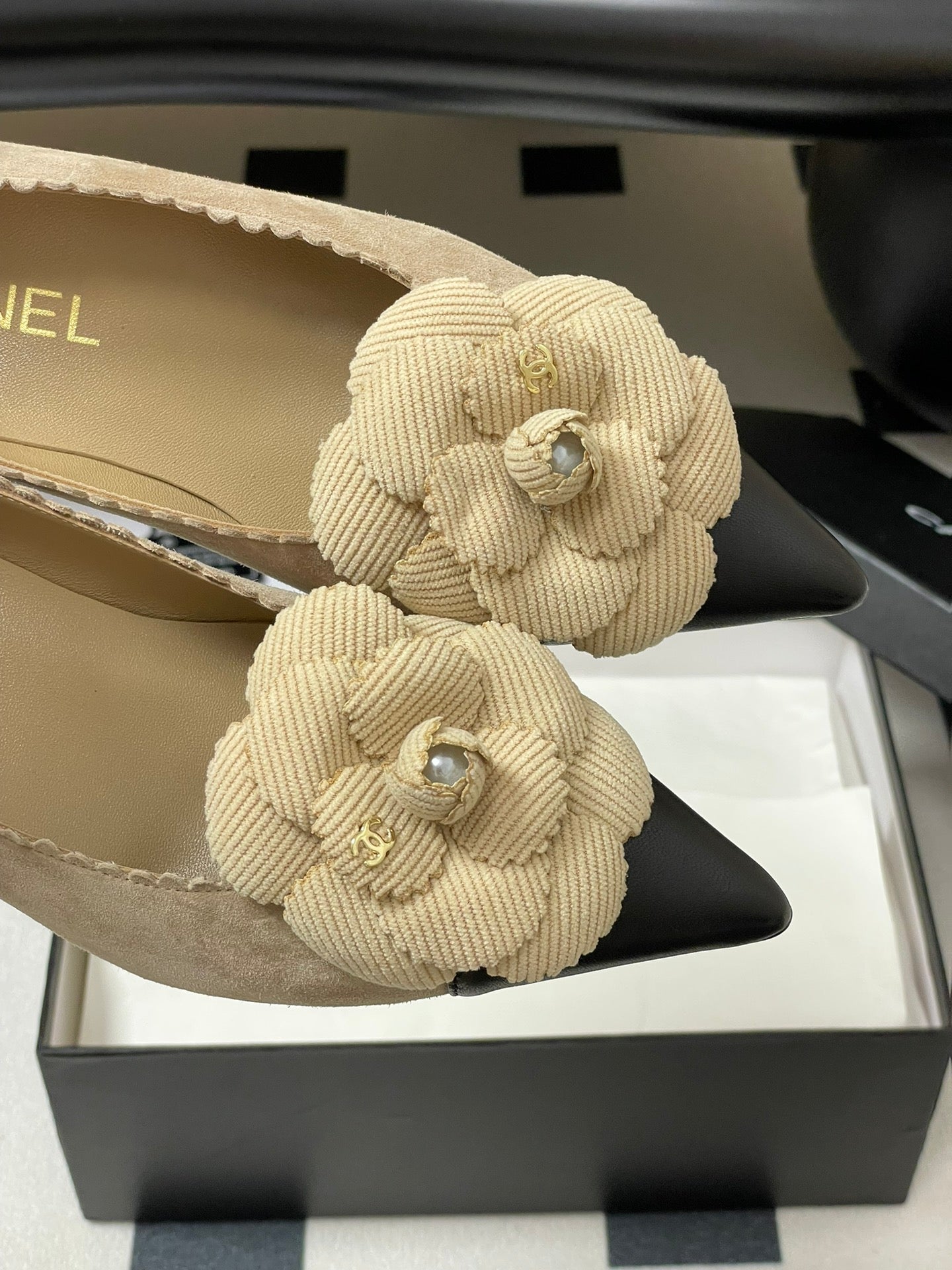 CC 25C Classic Camellia Pointed High Heels Pump 35mm Beige Suede 247612