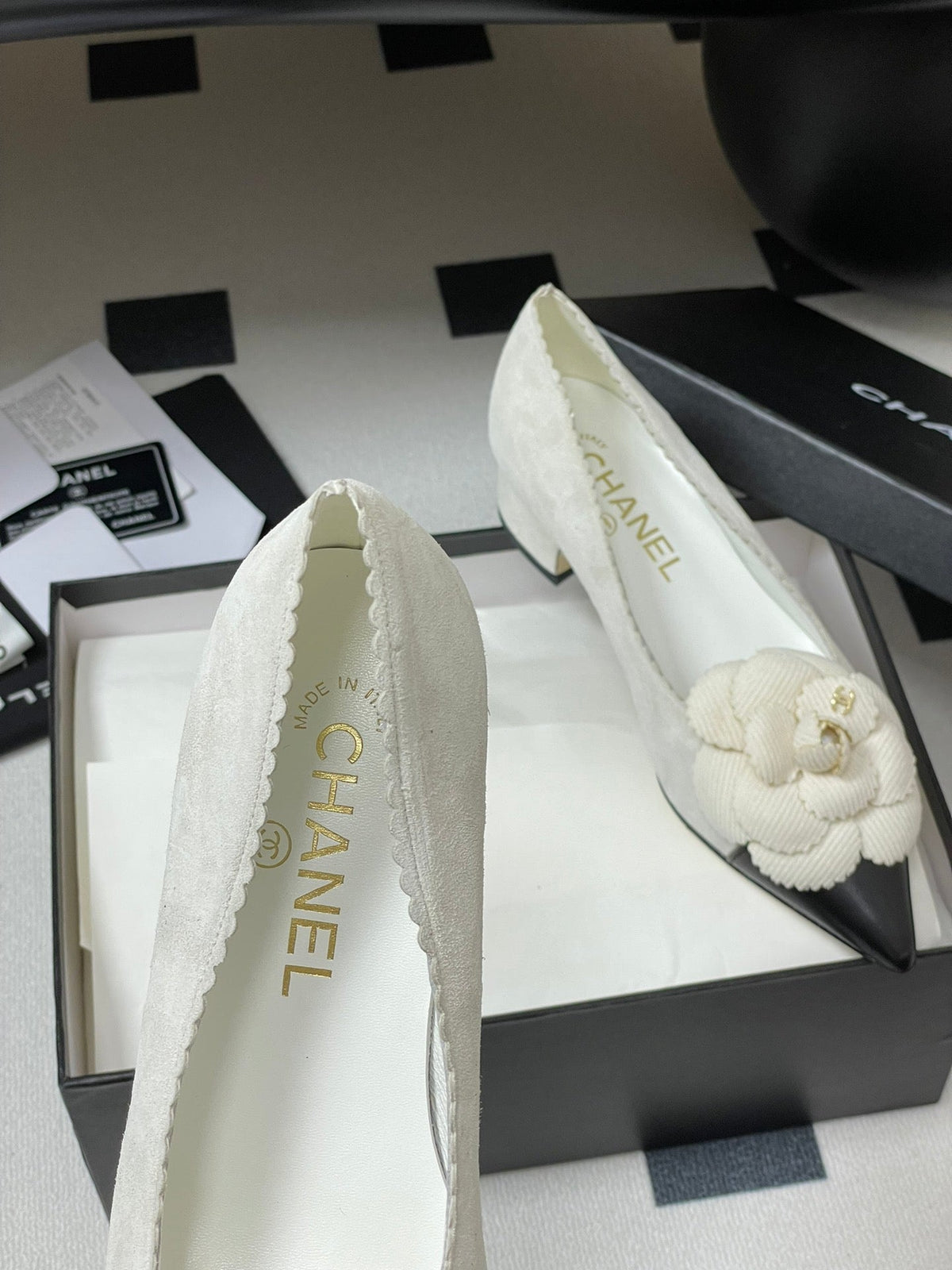 CC 25C Classic Camellia Pointed High Heels Pump 35mm White Suede 247613