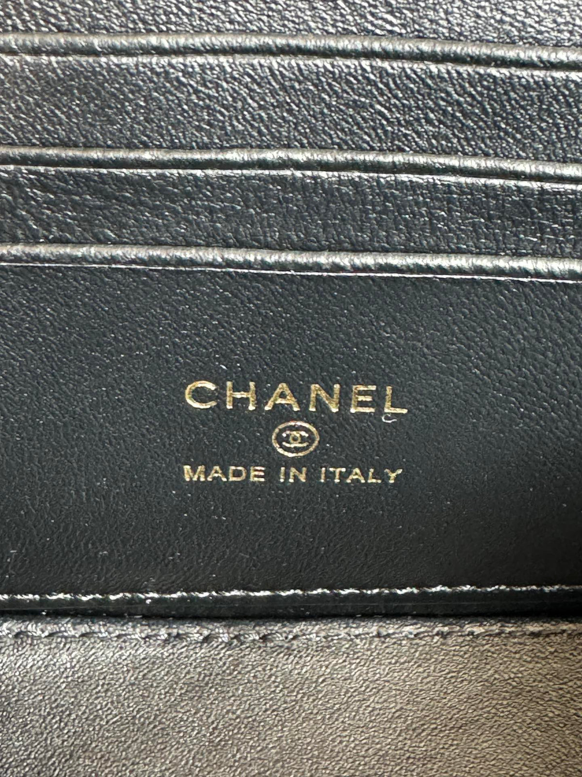 SMALL VANITY CASE 17 WITH HANDLE IN BLACK CALFSKIN GOLD METAL CHAIN