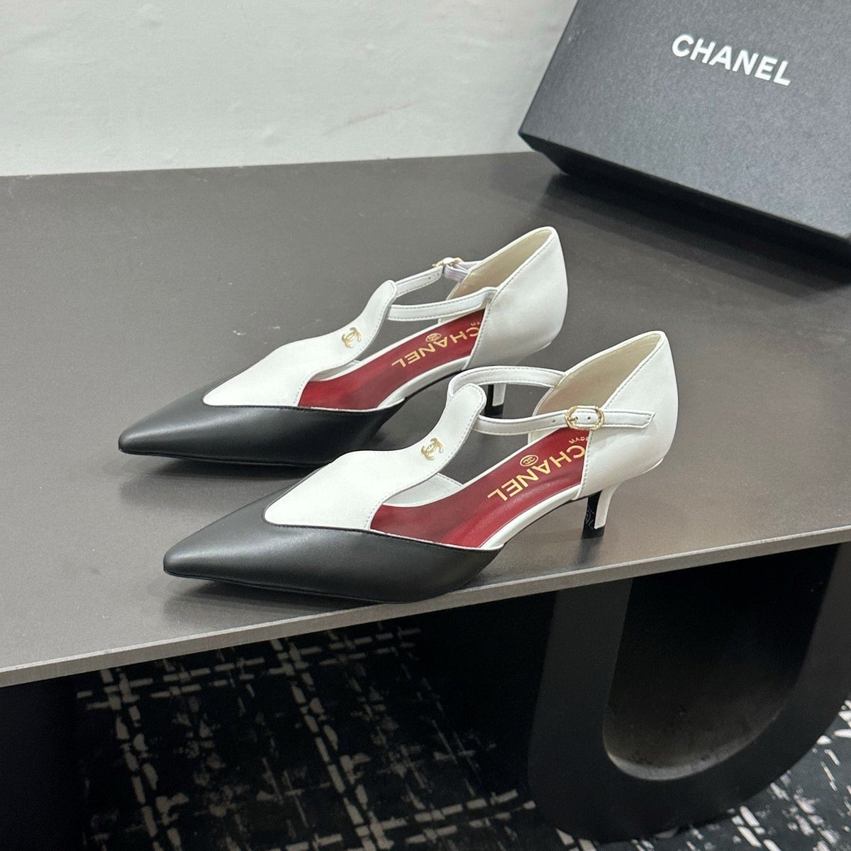 CC Métiers d’art 2026 Mary Janes 5cm White Black Lambskin 832541