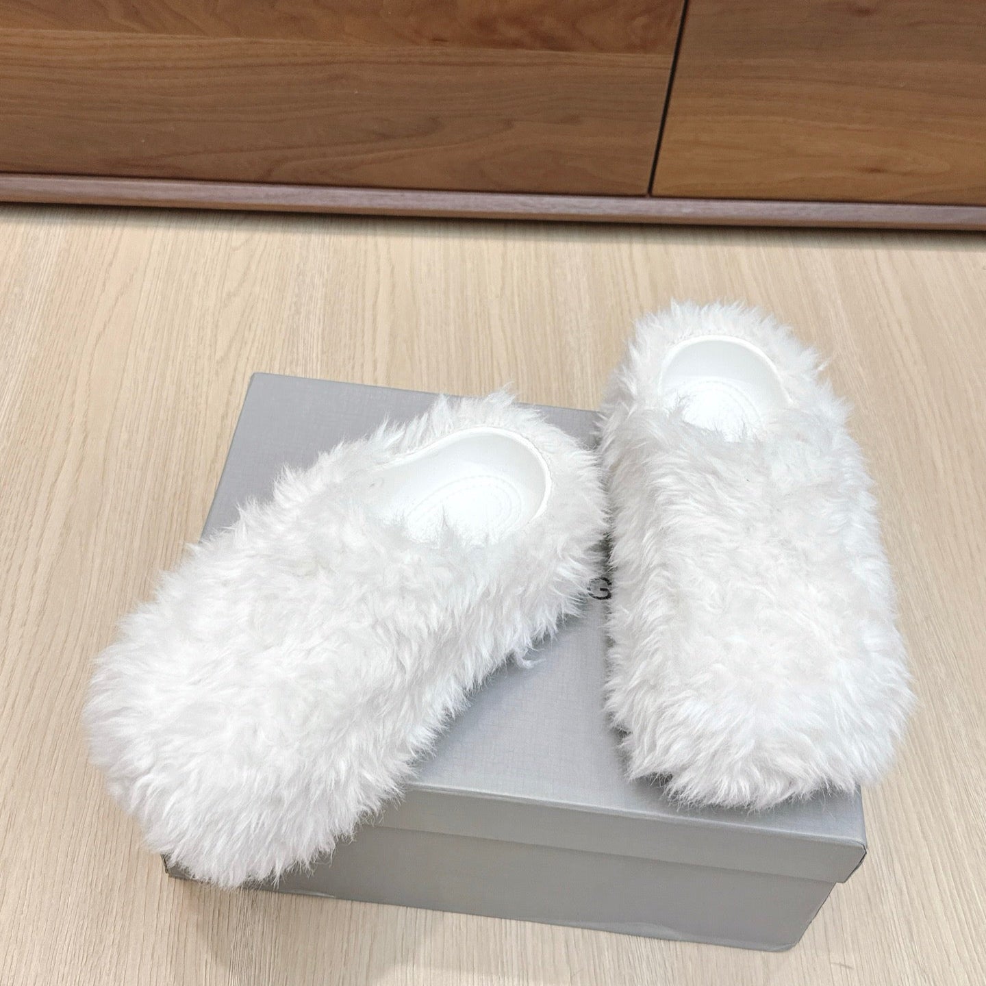 Balenciaga 25ss slippers white wool 462673