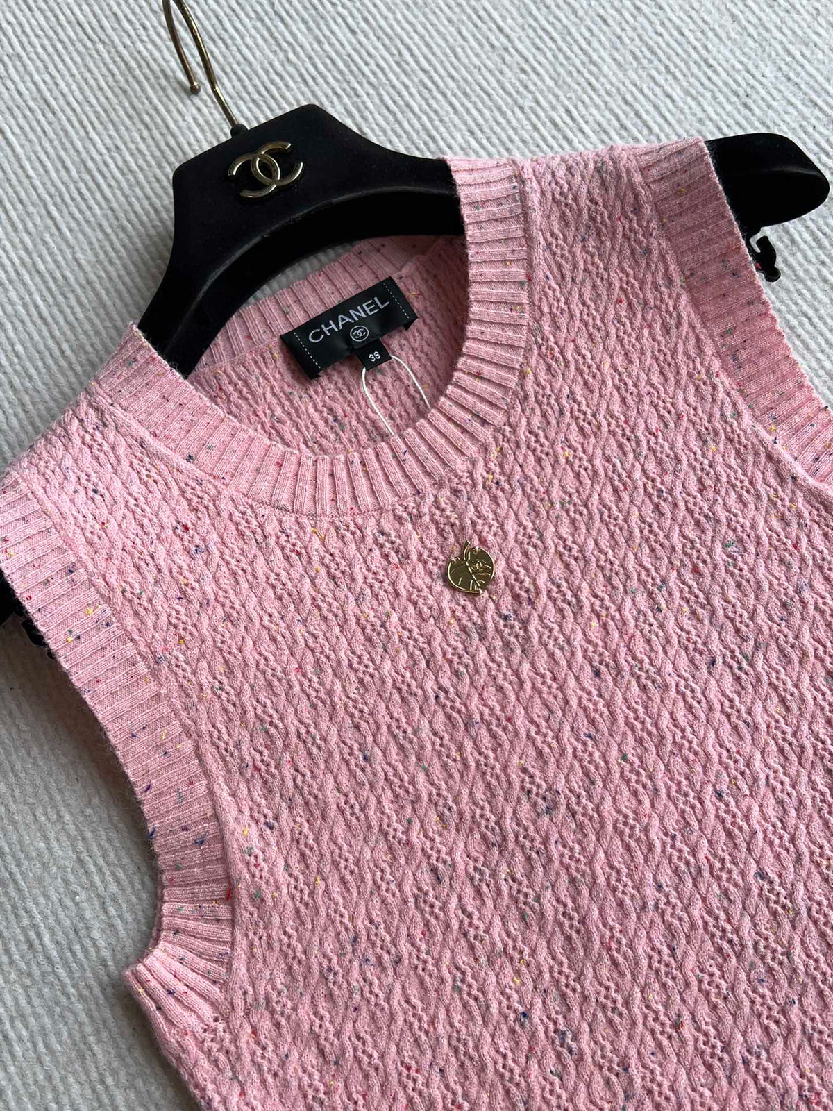 CC 25A Round Neck Sleeveless Vest In Pink Wool 269549