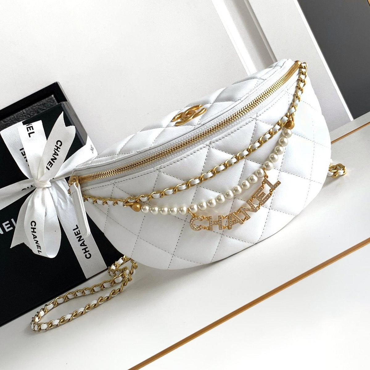 CC WAIST 24 BAG IN WHITE CALFSKIN WITH PEARL CHAIN AND GOLD HARDWARE