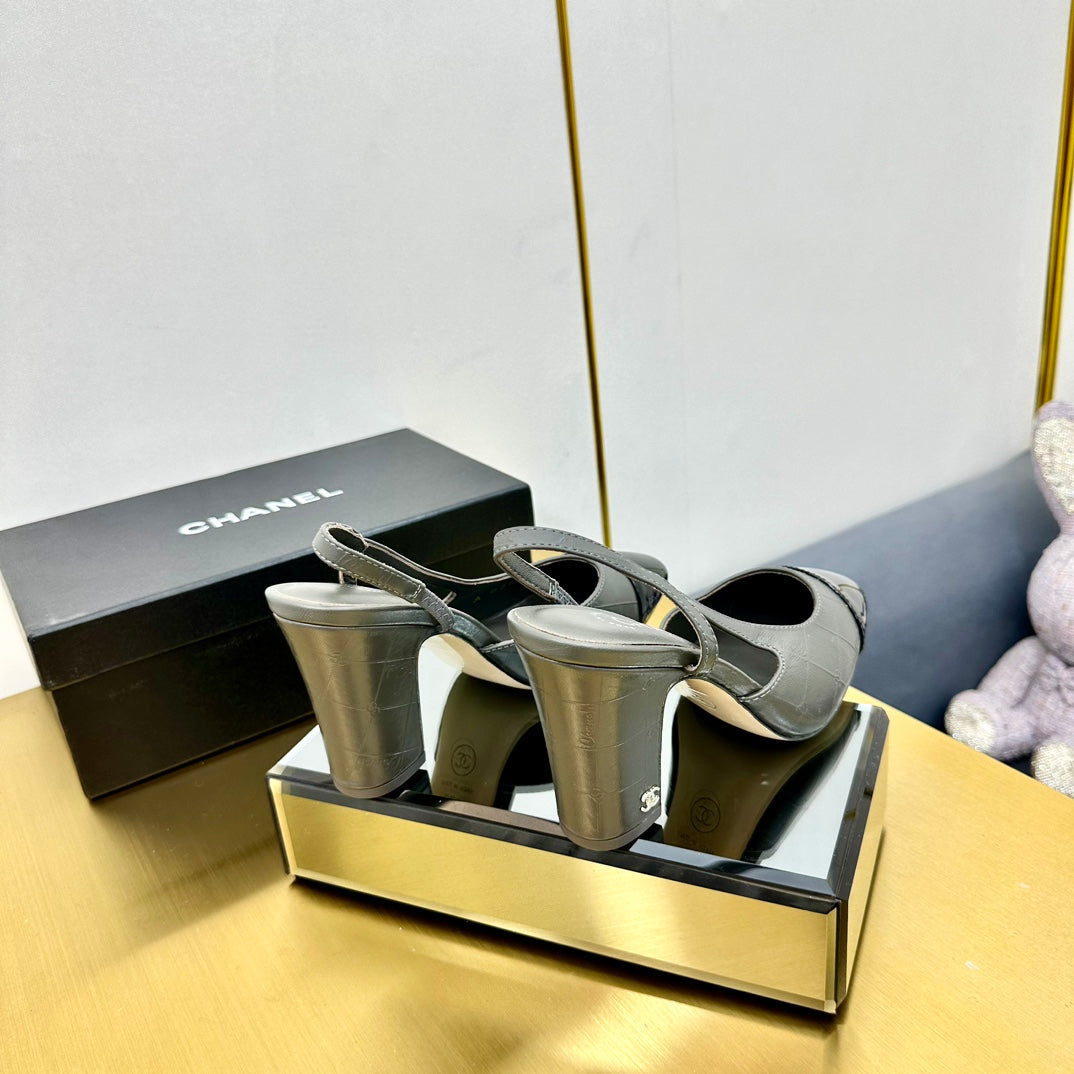cc slingback pumps 90 in grey lambskin and black patent calfskin 137452