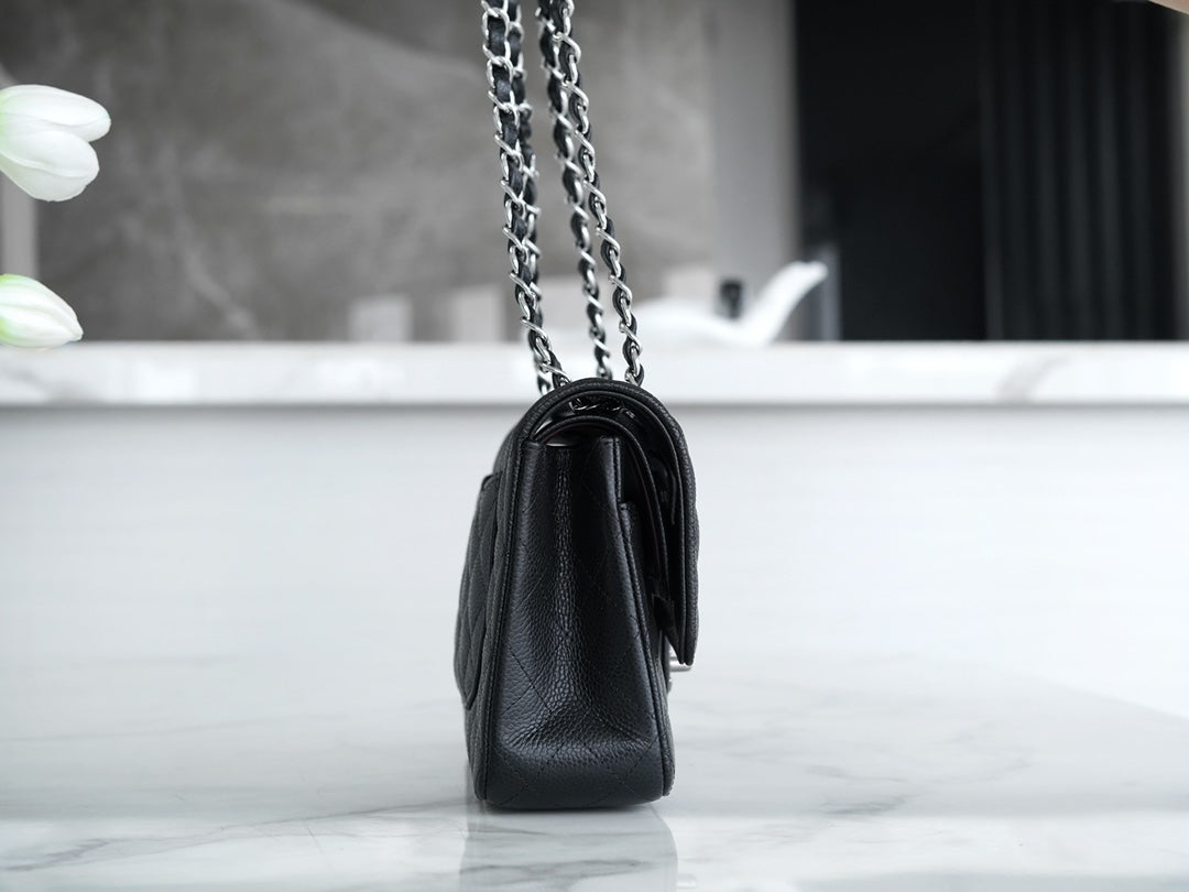 CLASSIC FLAP 25 BLACK CAVIAR SILVER HARDWARE