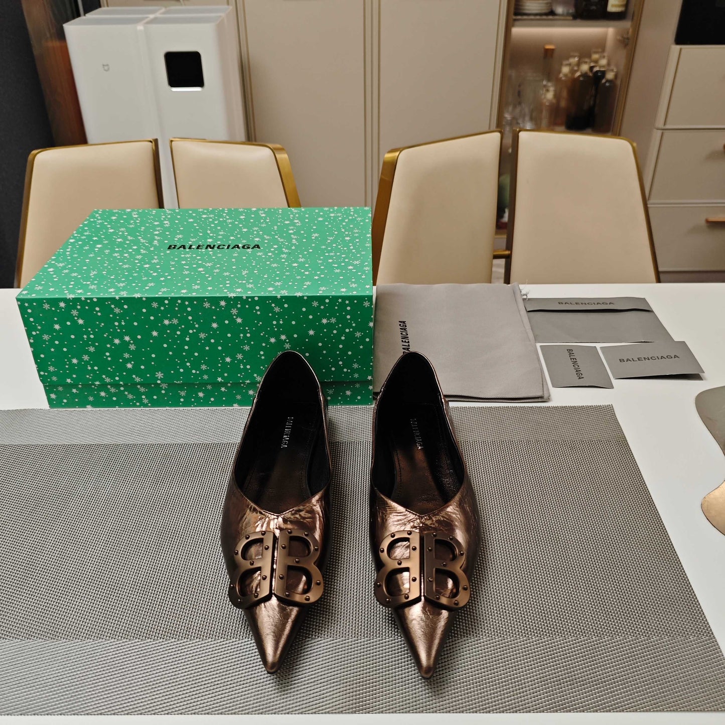POINTED BALLET FLATS IN CHOCOLATE SHINY CRACKED SHEEPSKIN
