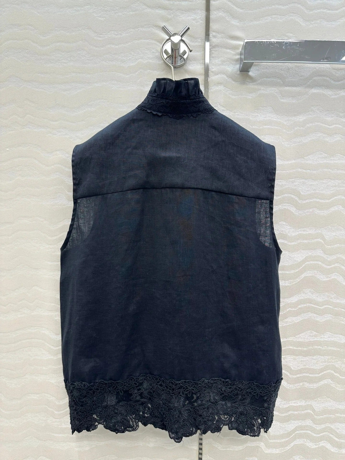 SLEEVELESS BLOUSE IN BLACK LINEN LACE TRIM AND NECK TIE