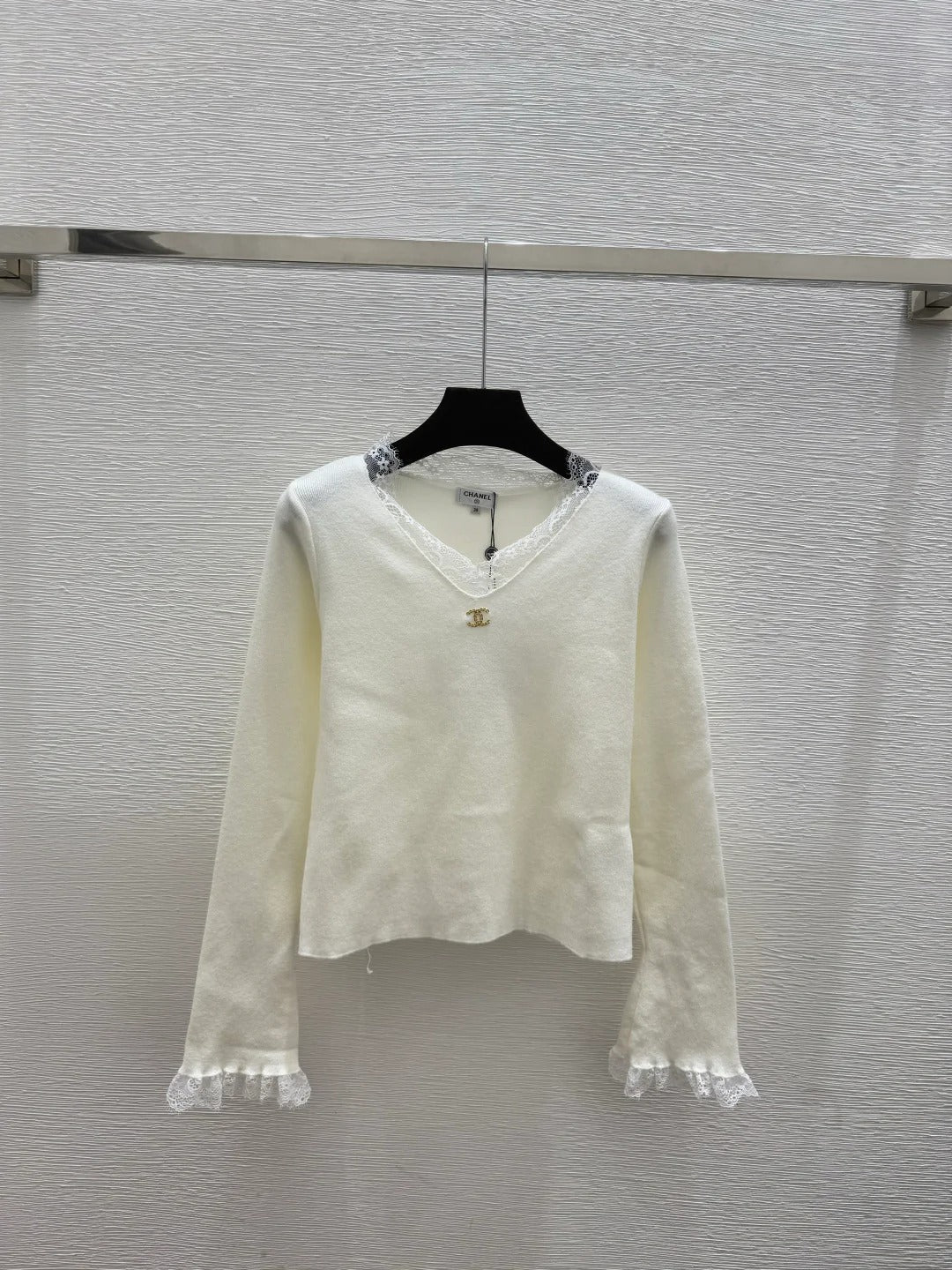 CC 26 Long-sleeved Top With Lace Neckline and Cuffs Wool 652456